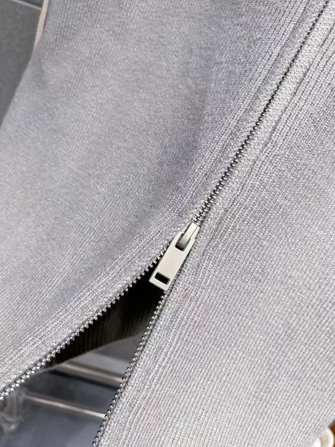 ￼ 路易威登 官网 秋冬同步更新 针织外套 海外爆款 精细羊毛针织厚实面料 舒服又保暖 绝对高端产物 M