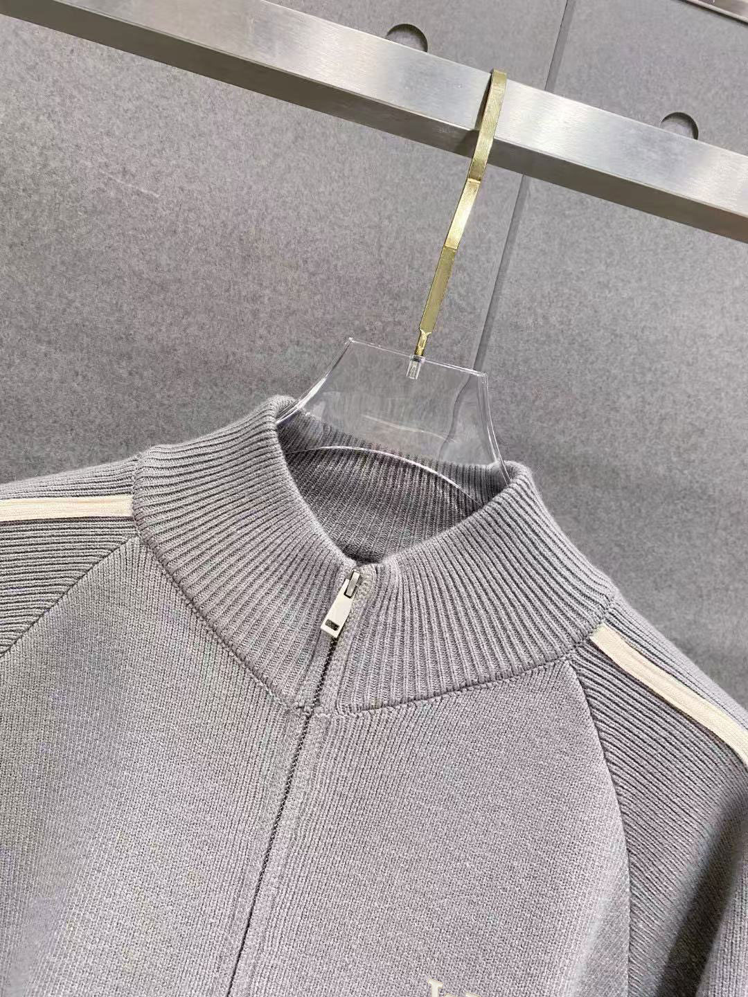 ￼ 路易威登 官网 秋冬同步更新 针织外套 海外爆款 精细羊毛针织厚实面料 舒服又保暖 绝对高端产物 M