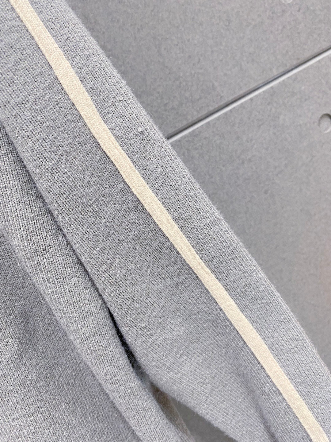 ￼ 路易威登 官网 秋冬同步更新 针织外套 海外爆款 精细羊毛针织厚实面料 舒服又保暖 绝对高端产物 M