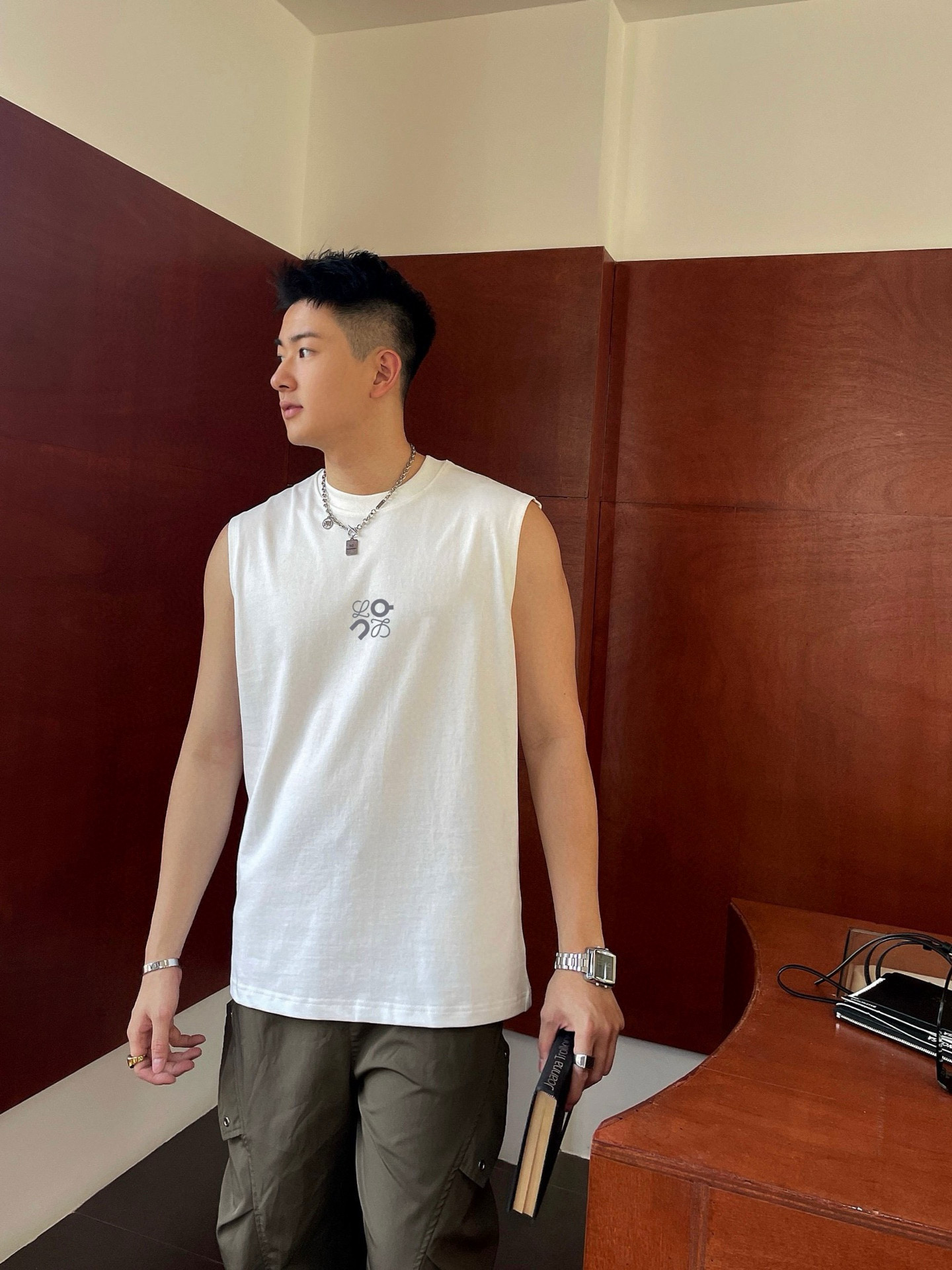 罗意威 官网最新上架 背心夏日必备单品 很显身材的一款 重工印花图案 简约大气 M-XXL （下单提供身