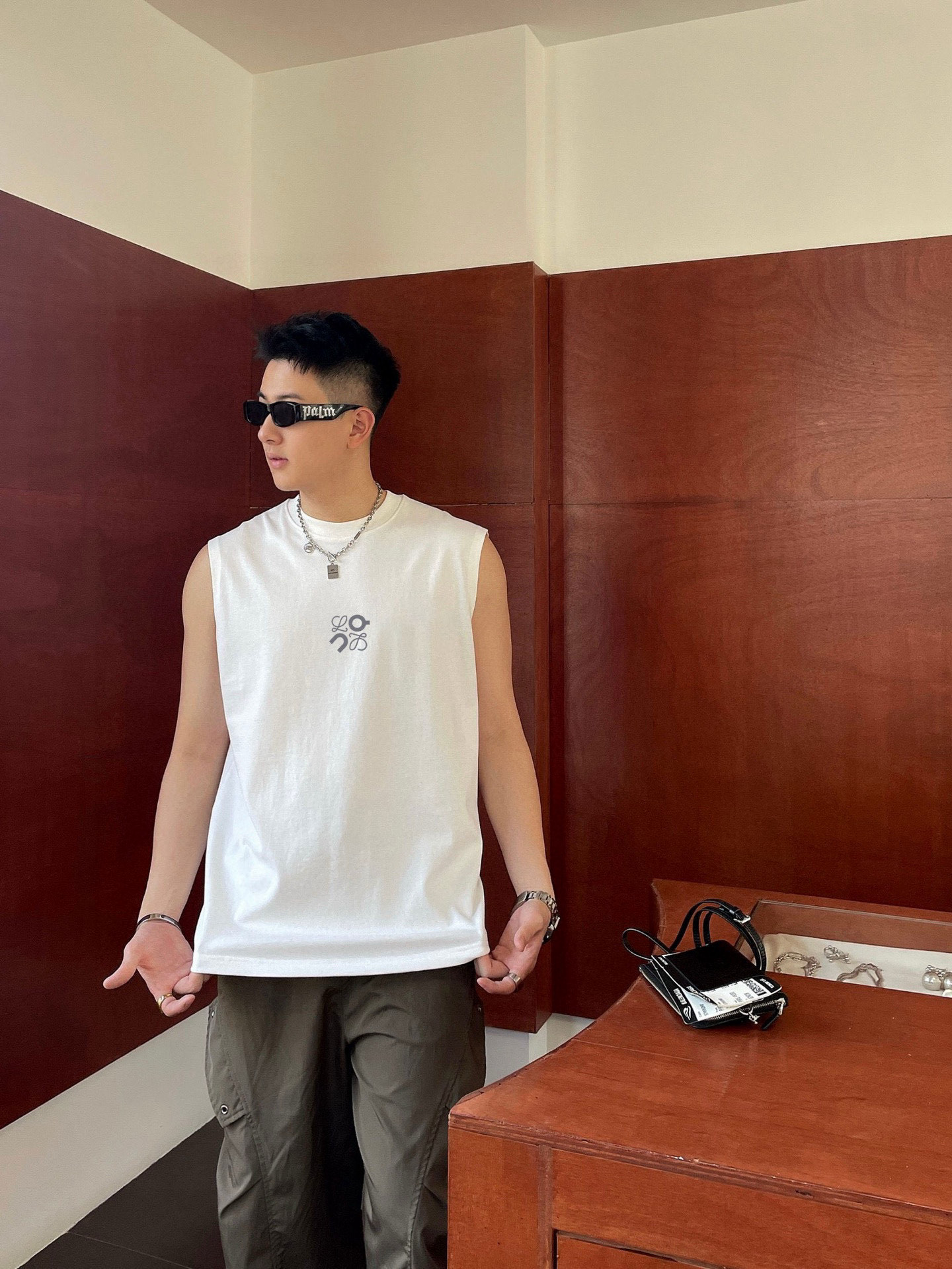 罗意威 官网最新上架 背心夏日必备单品 很显身材的一款 重工印花图案 简约大气 M-XXL （下单提供身