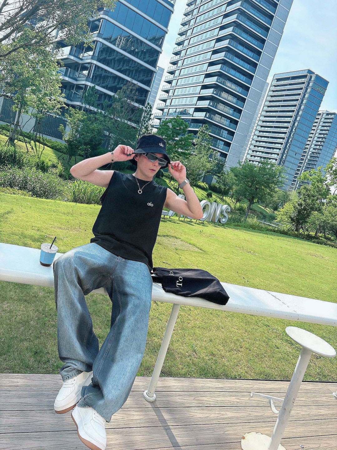 alo 官网最新上架 背心夏日必备单品 很显身材的一款 重工印花图案 简约大气 M-XXL （下单提供身