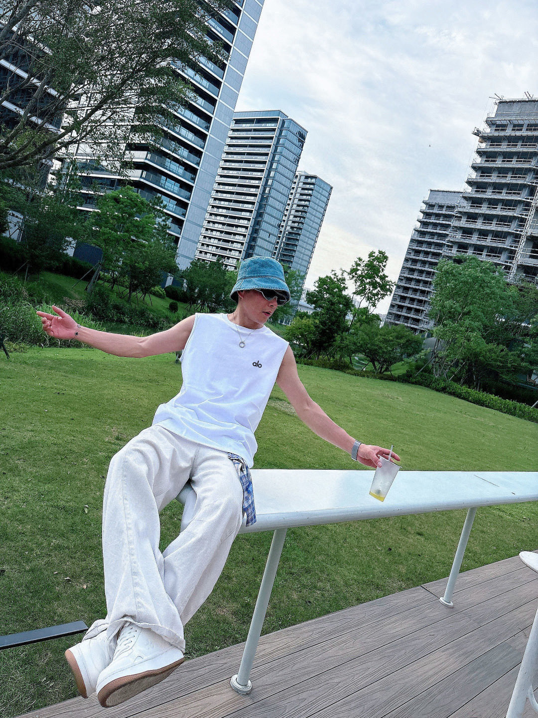 alo 官网最新上架 背心夏日必备单品 很显身材的一款 重工印花图案 简约大气 M-XXL （下单提供身