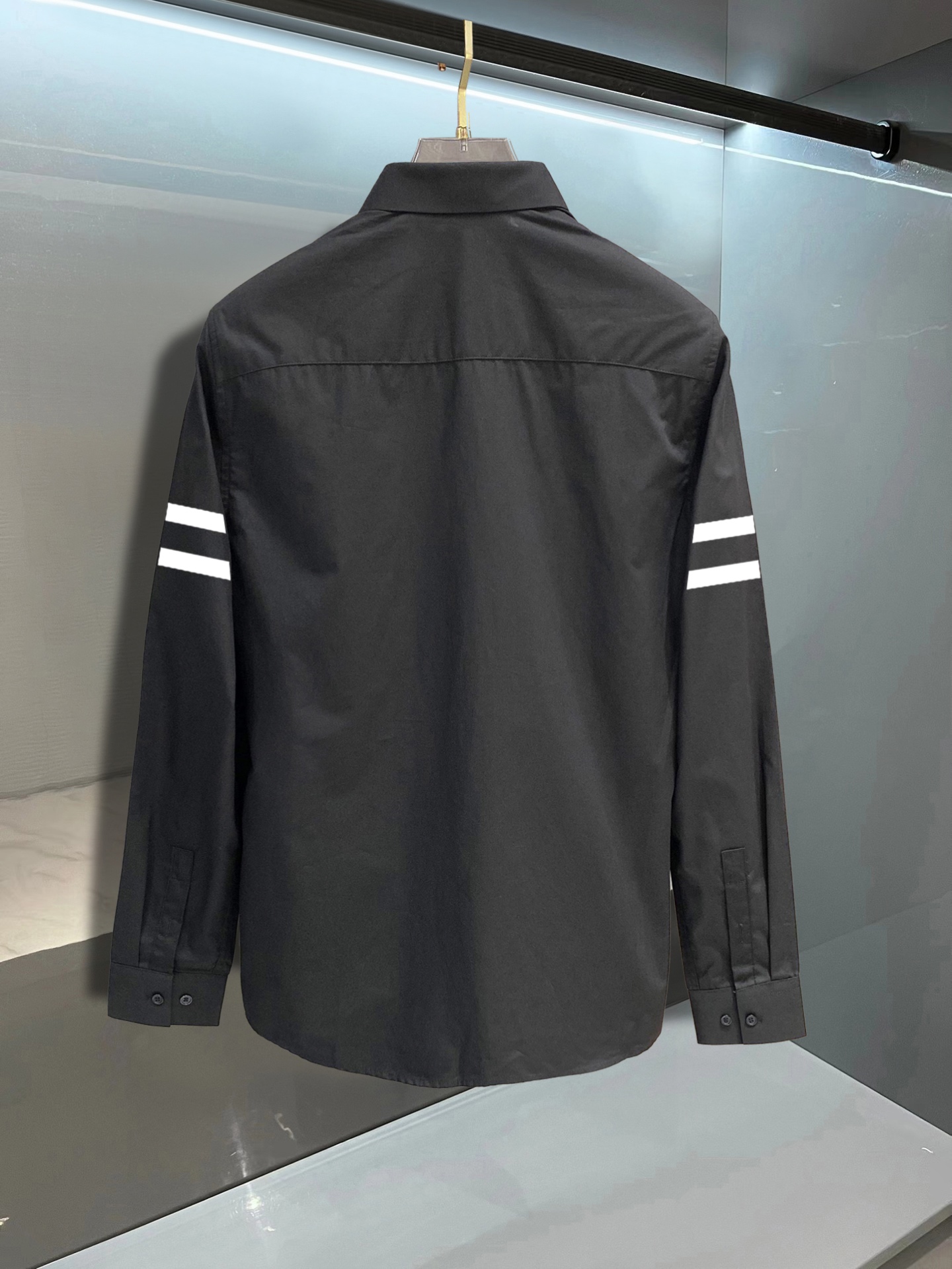 ￼ 克罗心 最新款男士必备款衬衫，100%天然棉，舒服透气，原单狠货，原版面料，柔软舒适，上身高端又奢华