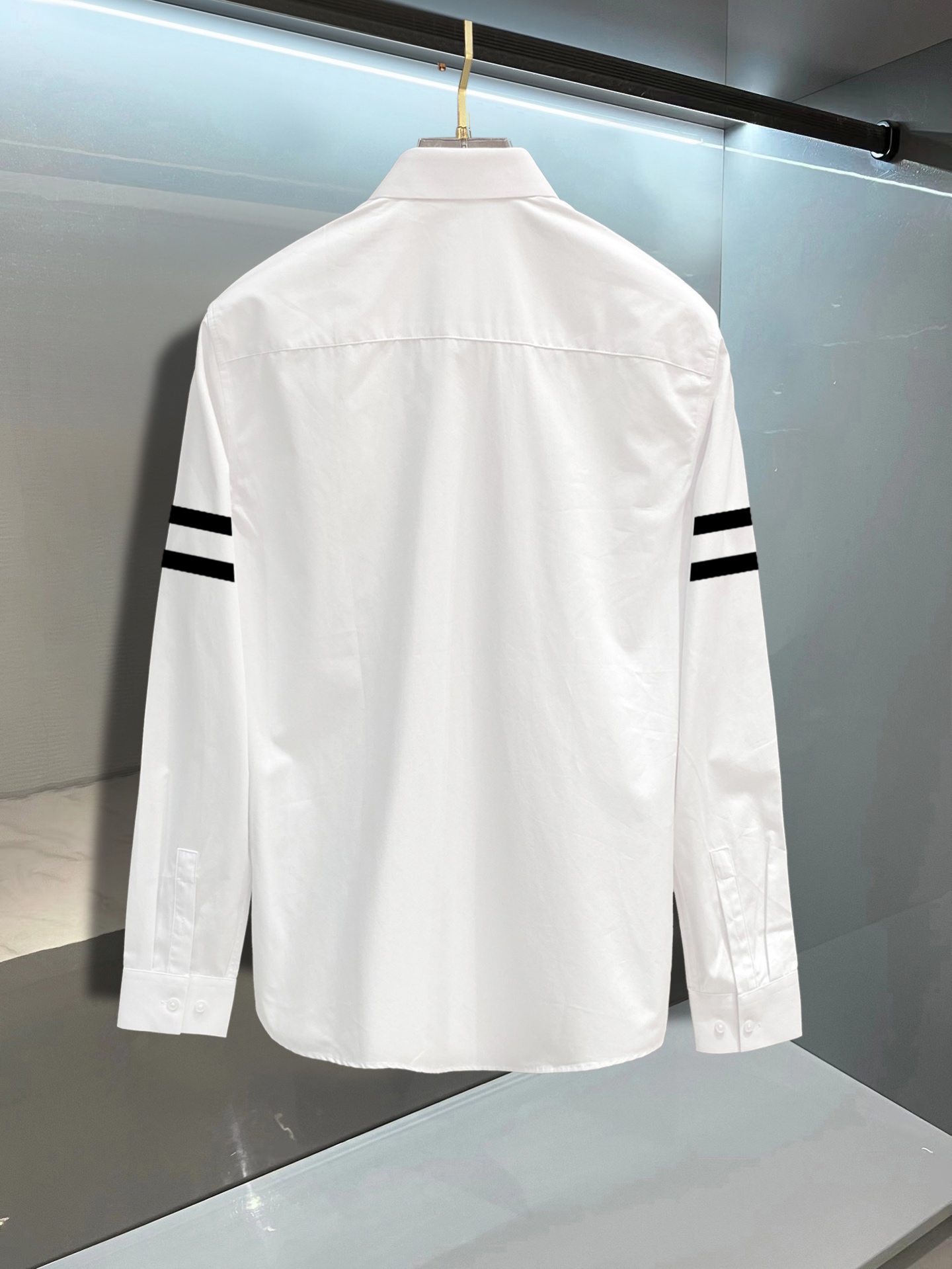 ￼ 克罗心 最新款男士必备款衬衫，100%天然棉，舒服透气，原单狠货，原版面料，柔软舒适，上身高端又奢华