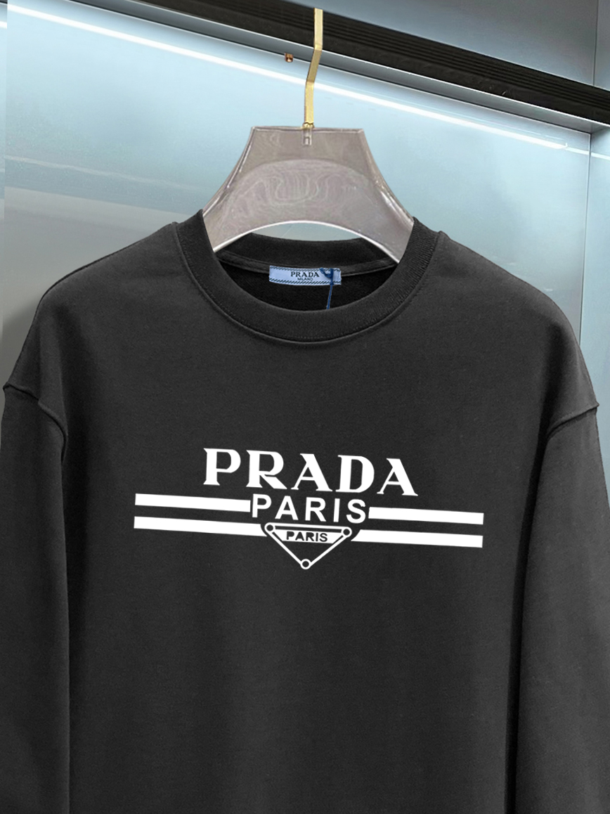 ￼ ￼ ￼ ￼ ￼ ￼ 普拉达 官网 新款字母印花双层重工字母图案不管是T桖还是卫衣都是每年的爆款单品 