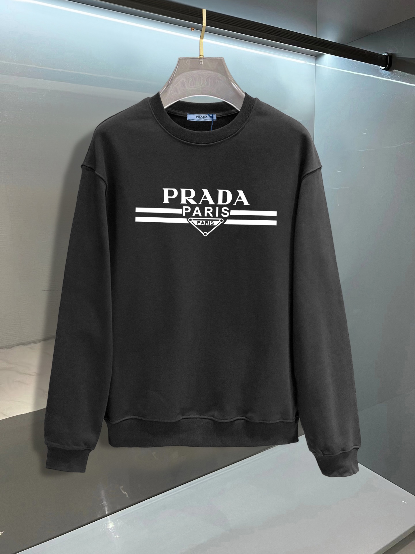 ￼ ￼ ￼ ￼ ￼ ￼ 普拉达 官网 新款字母印花双层重工字母图案不管是T桖还是卫衣都是每年的爆款单品 