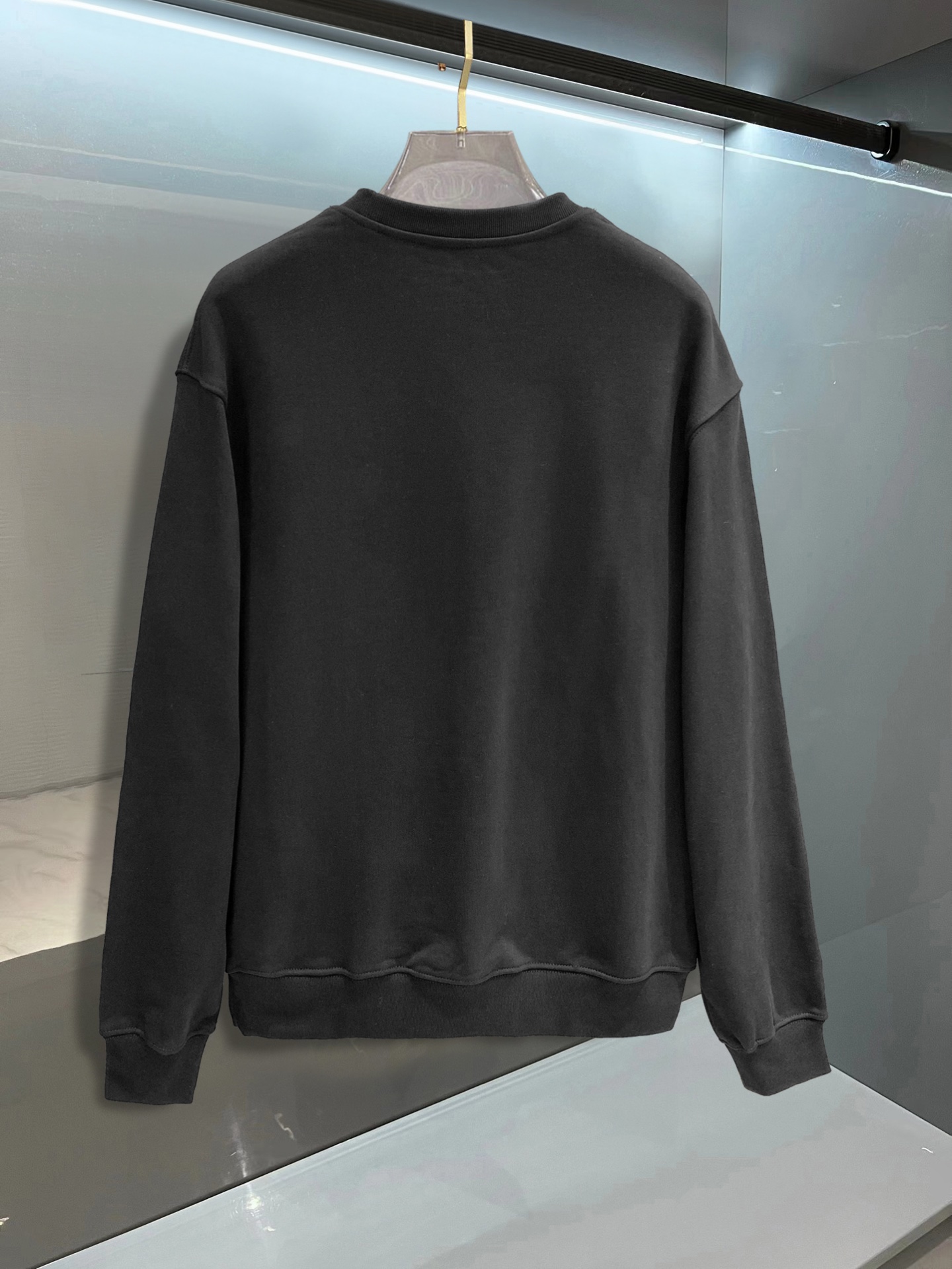 ￼ ￼ ￼ ￼ ￼ ￼ 普拉达 官网 新款字母印花双层重工字母图案不管是T桖还是卫衣都是每年的爆款单品 