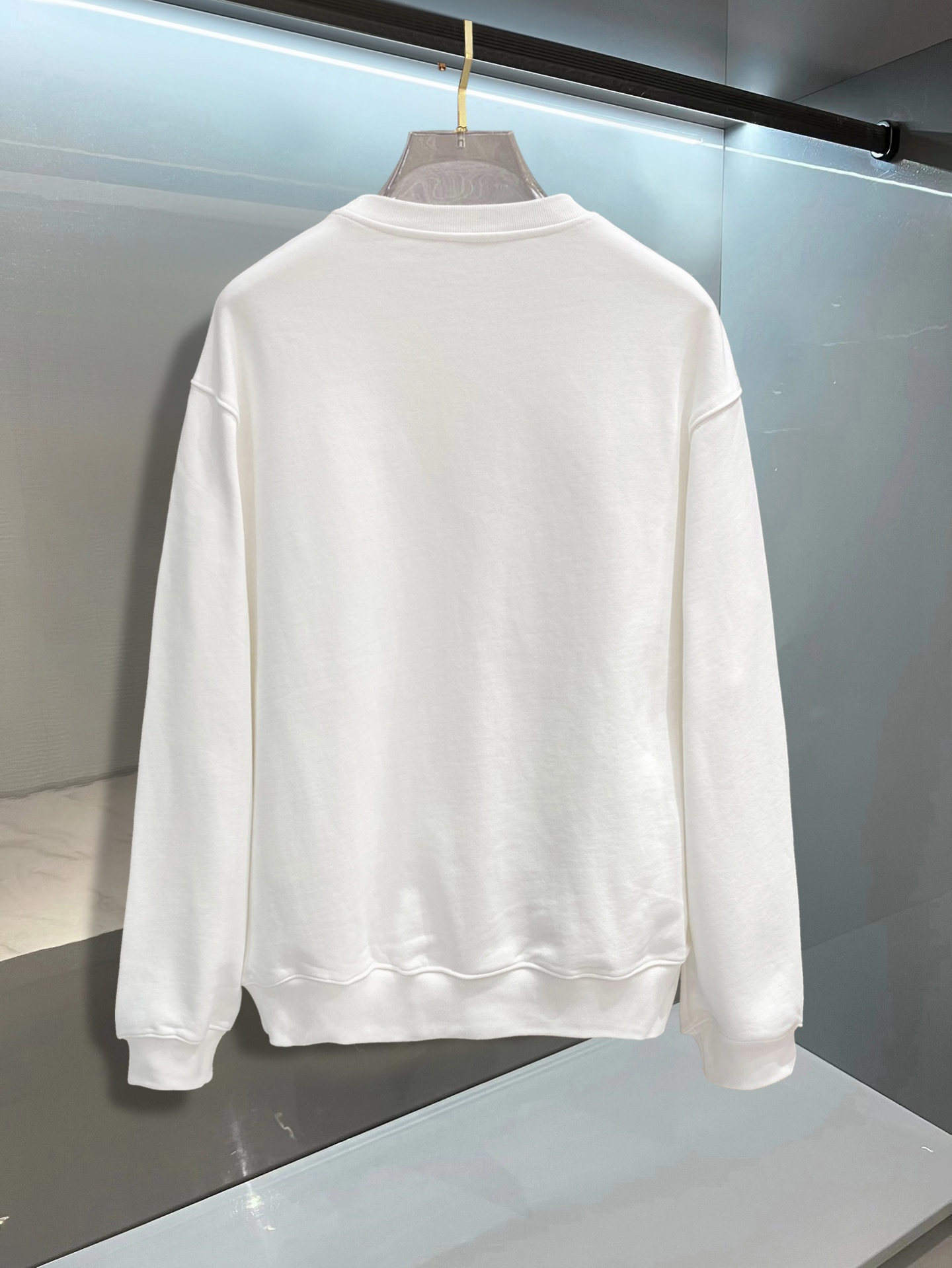 ￼ ￼ ￼ ￼ ￼ ￼ 普拉达 官网 新款字母印花双层重工字母图案不管是T桖还是卫衣都是每年的爆款单品 