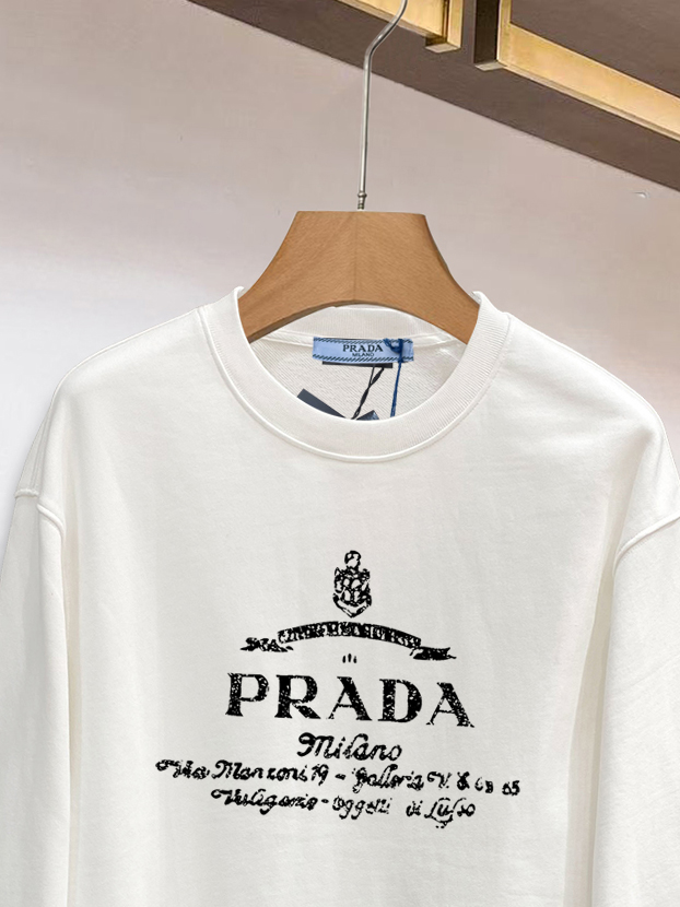 ￼ ￼ ￼ ￼ ￼ ￼ 普拉达 官网 新款字母印花双层重工字母图案不管是T桖还是卫衣都是每年的爆款单品 