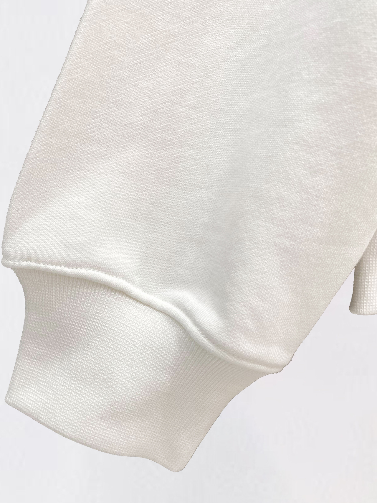 ￼ ￼ ￼ ￼ ￼ ￼ 普拉达 官网 新款字母印花双层重工字母图案不管是T桖还是卫衣都是每年的爆款单品 