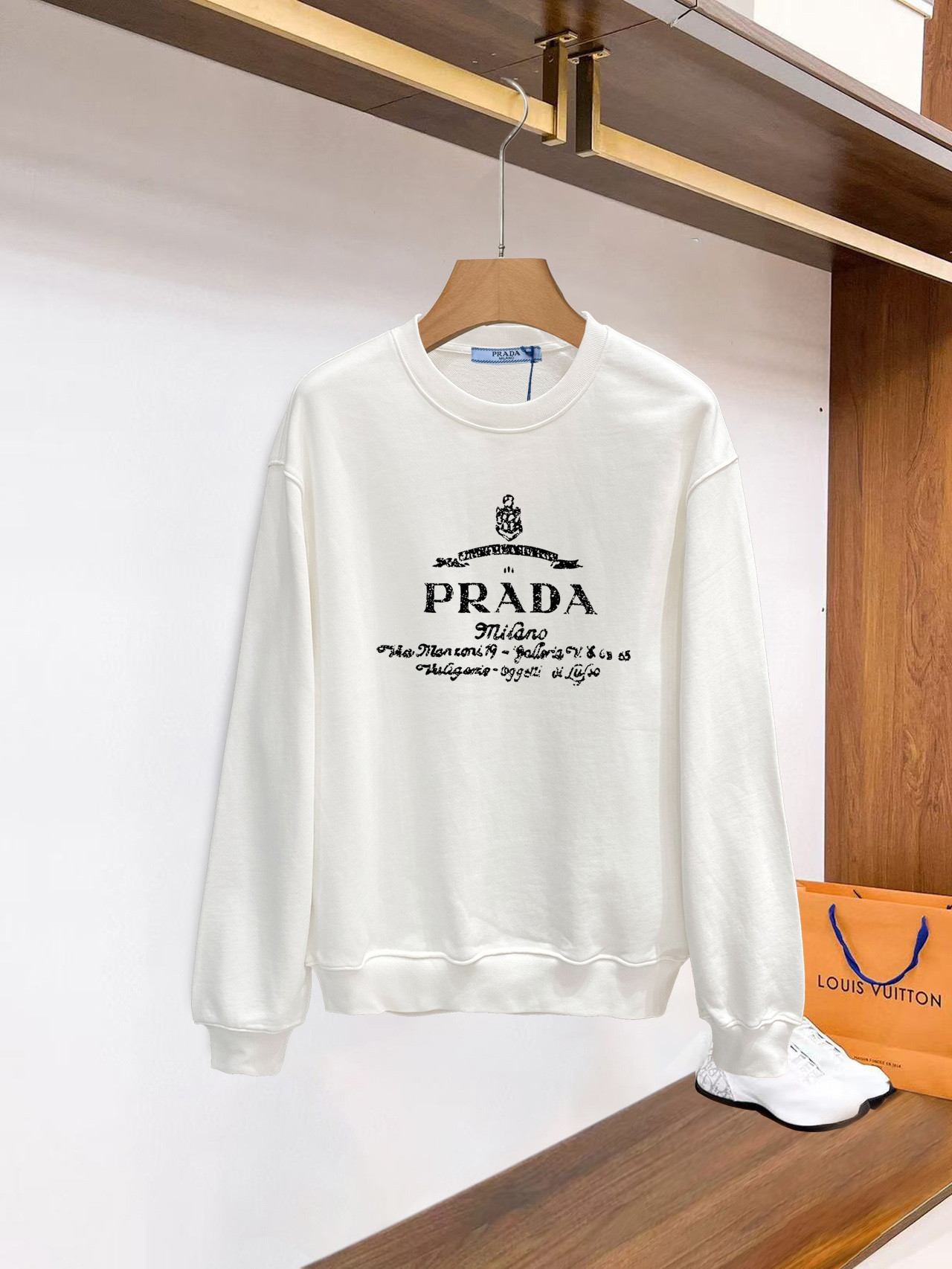 ￼ ￼ ￼ ￼ ￼ ￼ 普拉达 官网 新款字母印花双层重工字母图案不管是T桖还是卫衣都是每年的爆款单品 