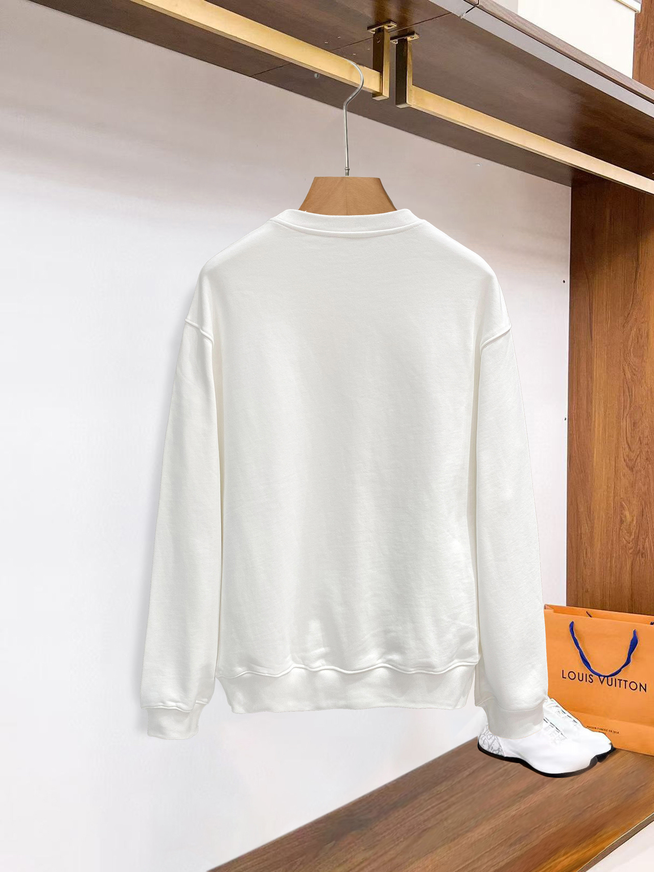 ￼ ￼ ￼ ￼ ￼ ￼ 普拉达 官网 新款字母印花双层重工字母图案不管是T桖还是卫衣都是每年的爆款单品 