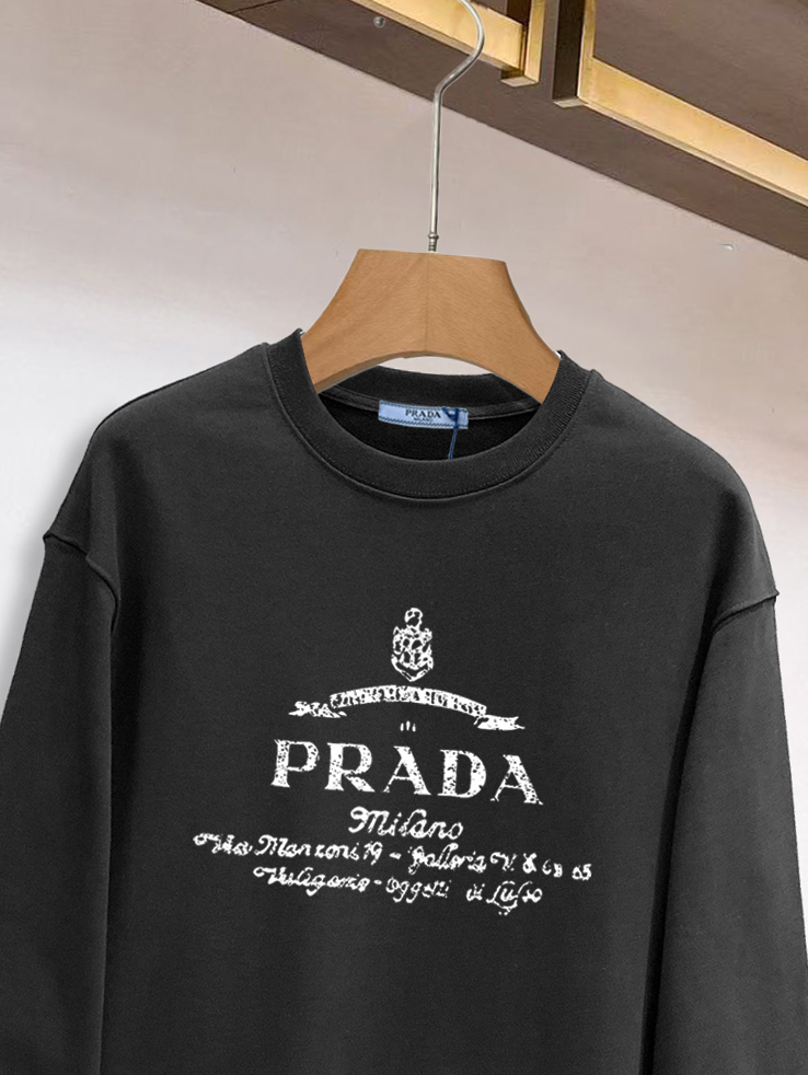 ￼ ￼ ￼ ￼ ￼ ￼ 普拉达 官网 新款字母印花双层重工字母图案不管是T桖还是卫衣都是每年的爆款单品 