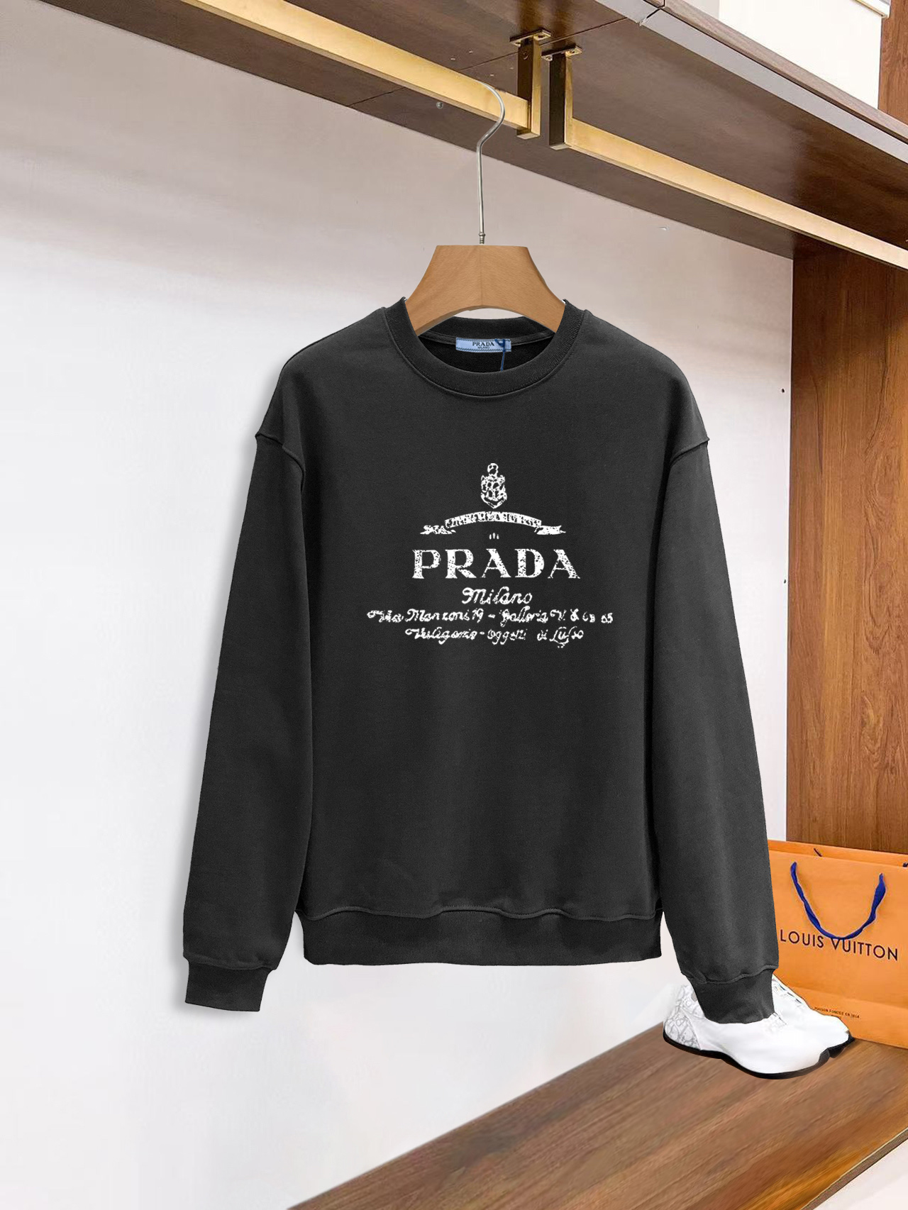 ￼ ￼ ￼ ￼ ￼ ￼ 普拉达 官网 新款字母印花双层重工字母图案不管是T桖还是卫衣都是每年的爆款单品 