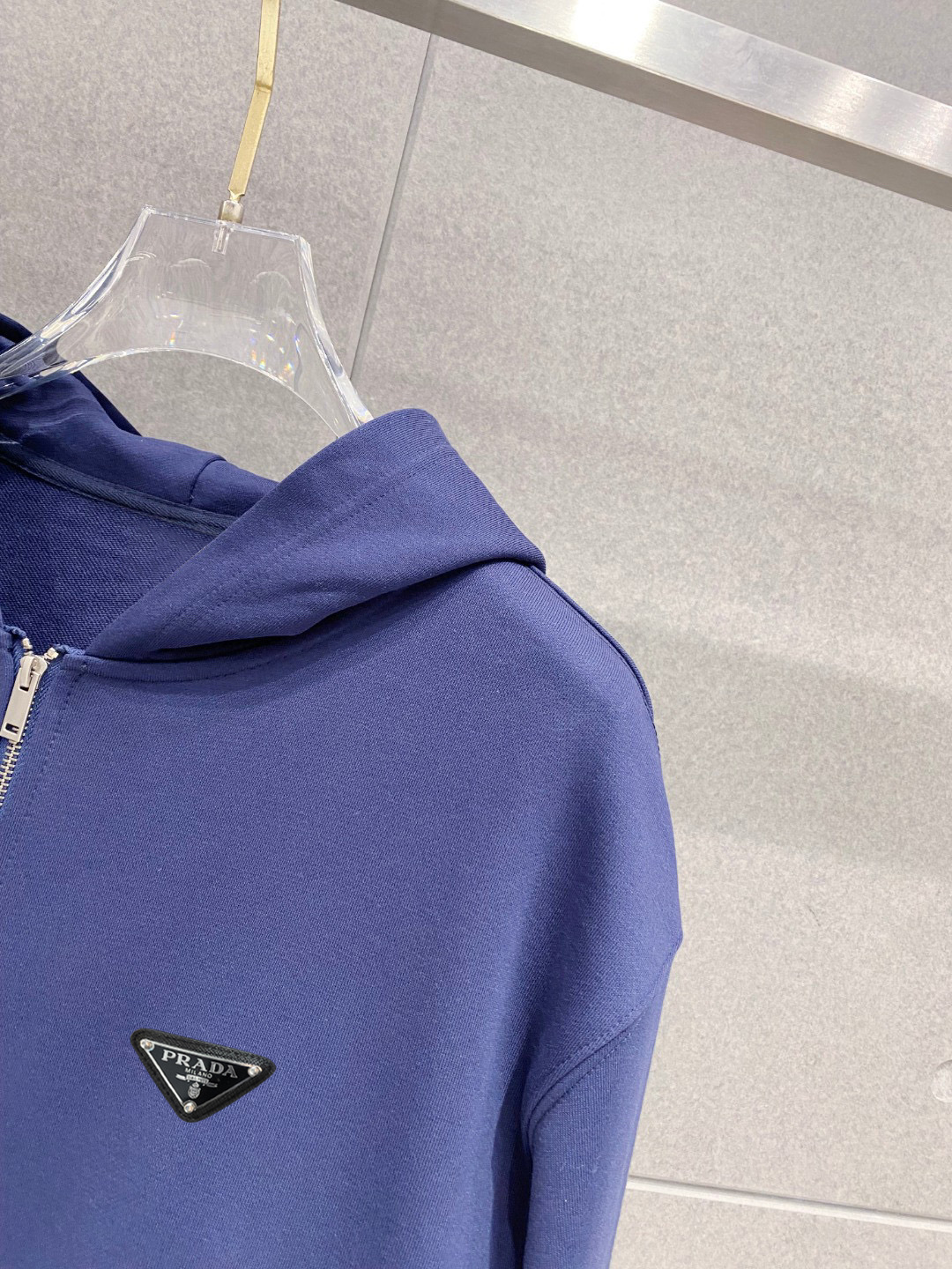 ￼ ￼ ￼ ￼ ￼ ￼ ￼ ￼ ￼ ￼ 普拉达 官网同步发行 胸前印花品牌logo 功能性 机能运动 男