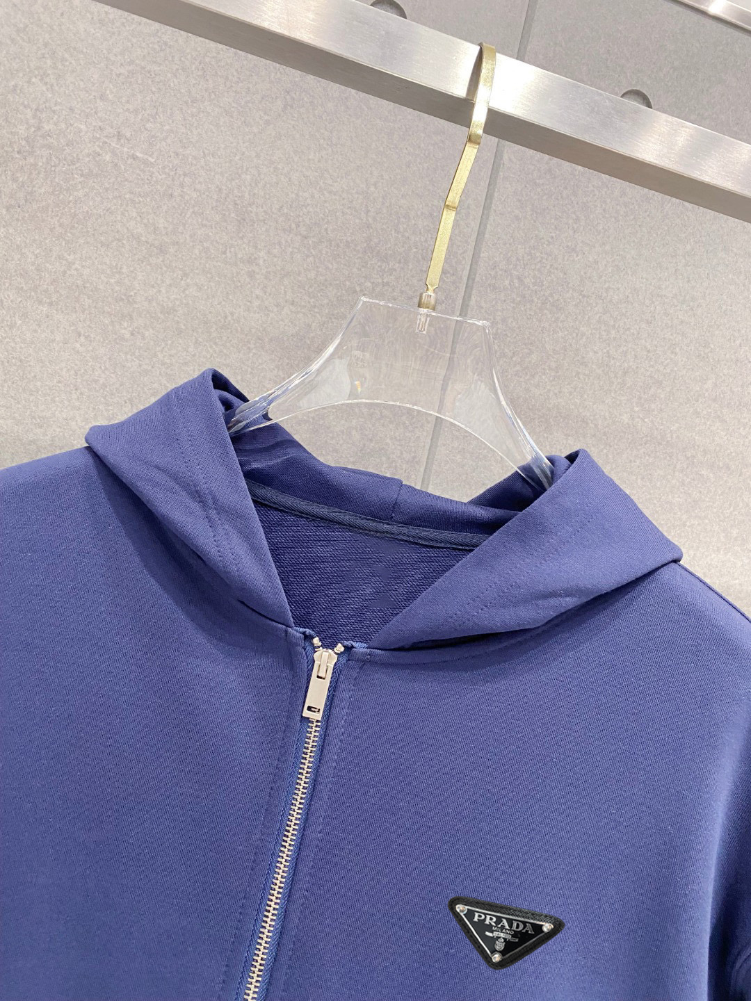 ￼ ￼ ￼ ￼ ￼ ￼ ￼ ￼ ￼ ￼ 普拉达 官网同步发行 胸前印花品牌logo 功能性 机能运动 男