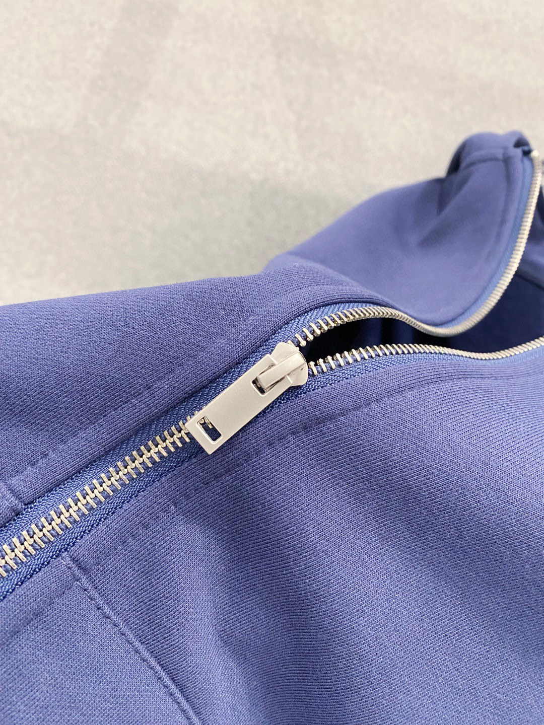 ￼ ￼ ￼ ￼ ￼ ￼ ￼ ￼ ￼ ￼ 普拉达 官网同步发行 胸前印花品牌logo 功能性 机能运动 男