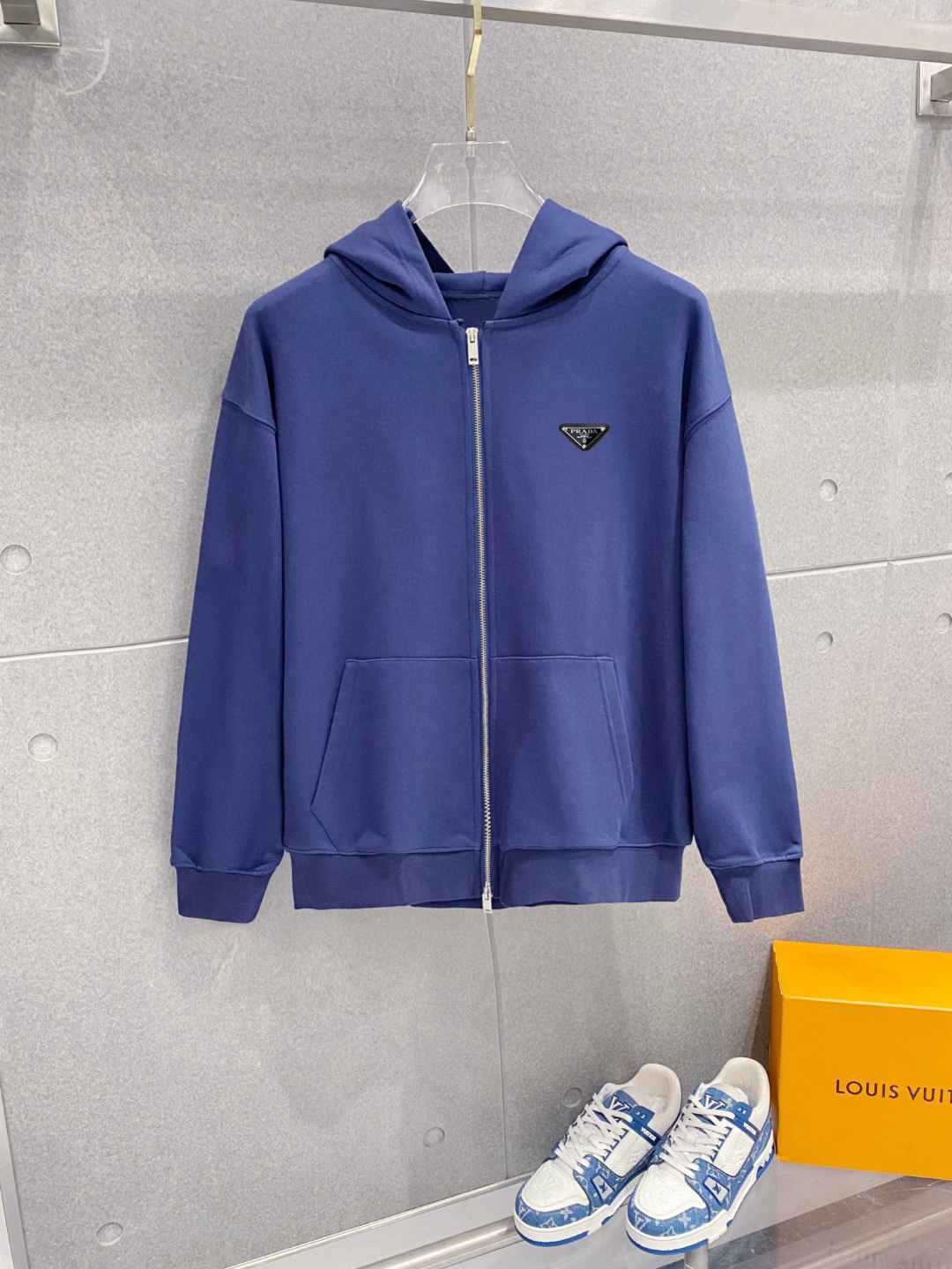 ￼ ￼ ￼ ￼ ￼ ￼ ￼ ￼ ￼ ￼ 普拉达 官网同步发行 胸前印花品牌logo 功能性 机能运动 男