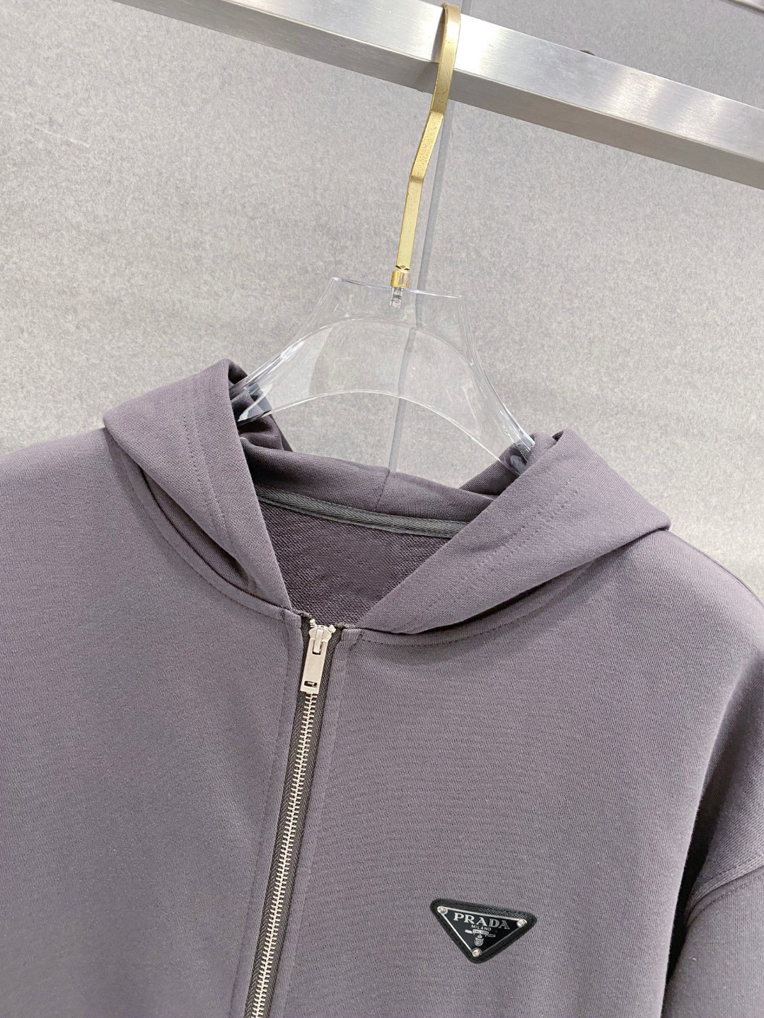 ￼ ￼ ￼ ￼ ￼ ￼ ￼ ￼ ￼ ￼ 普拉达 官网同步发行 胸前印花品牌logo 功能性 机能运动 男