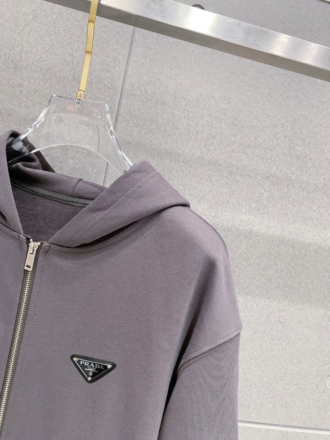 ￼ ￼ ￼ ￼ ￼ ￼ ￼ ￼ ￼ ￼ 普拉达 官网同步发行 胸前印花品牌logo 功能性 机能运动 男