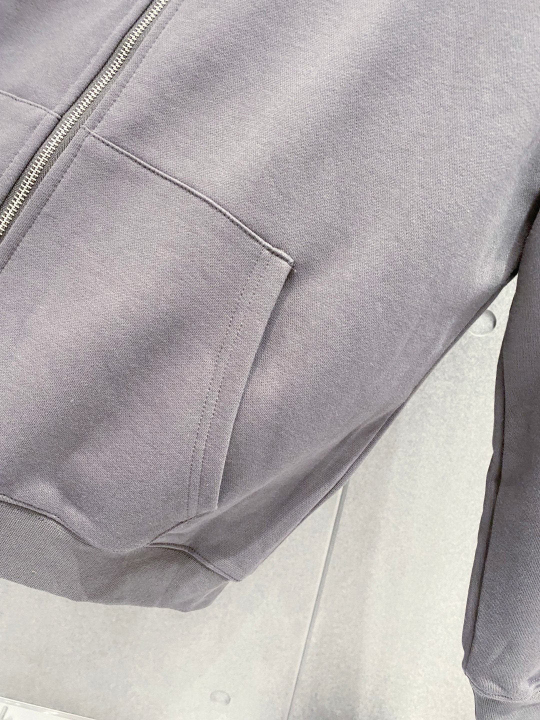 ￼ ￼ ￼ ￼ ￼ ￼ ￼ ￼ ￼ ￼ 普拉达 官网同步发行 胸前印花品牌logo 功能性 机能运动 男