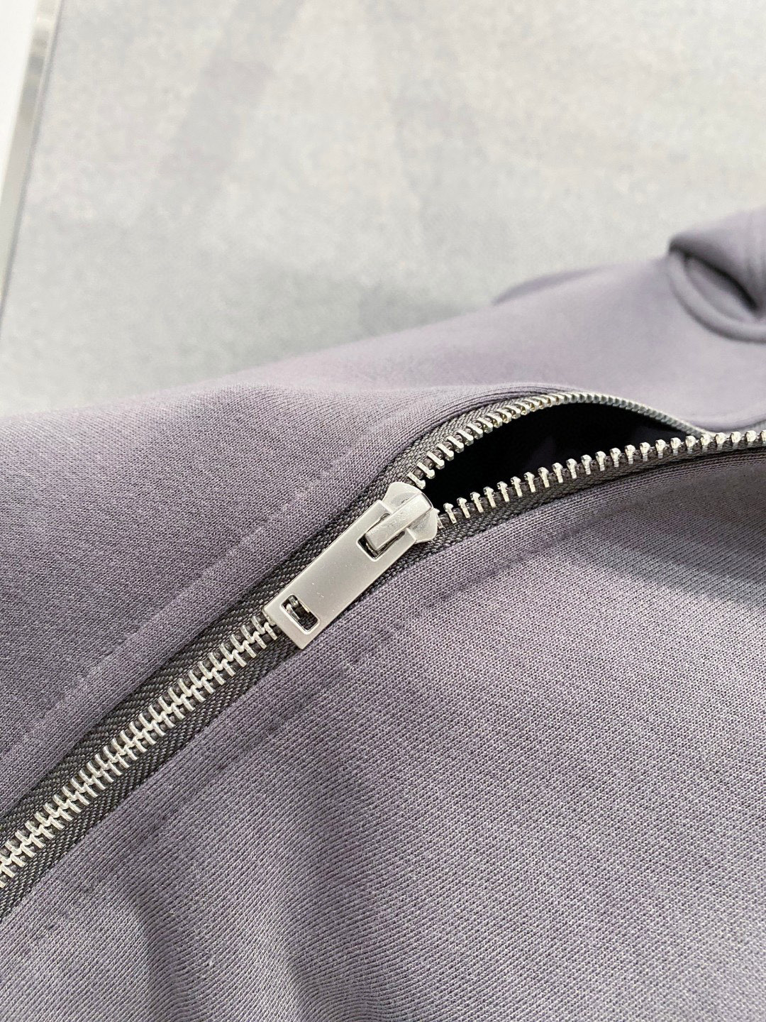 ￼ ￼ ￼ ￼ ￼ ￼ ￼ ￼ ￼ ￼ 普拉达 官网同步发行 胸前印花品牌logo 功能性 机能运动 男