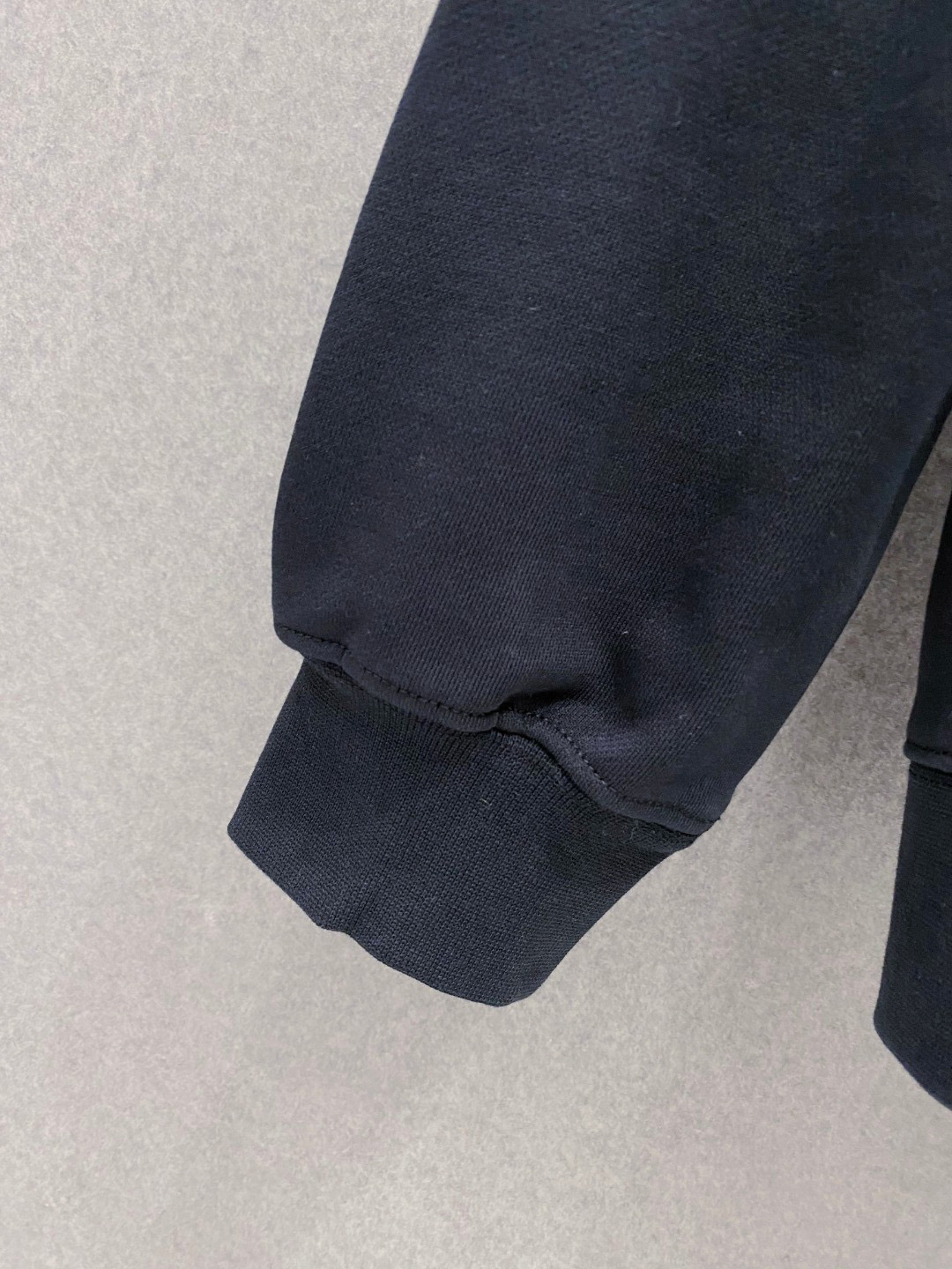 ￼ ￼ ￼ ￼ ￼ ￼ ￼ ￼ ￼ ￼ 普拉达 官网同步发行 胸前印花品牌logo 功能性 机能运动 男