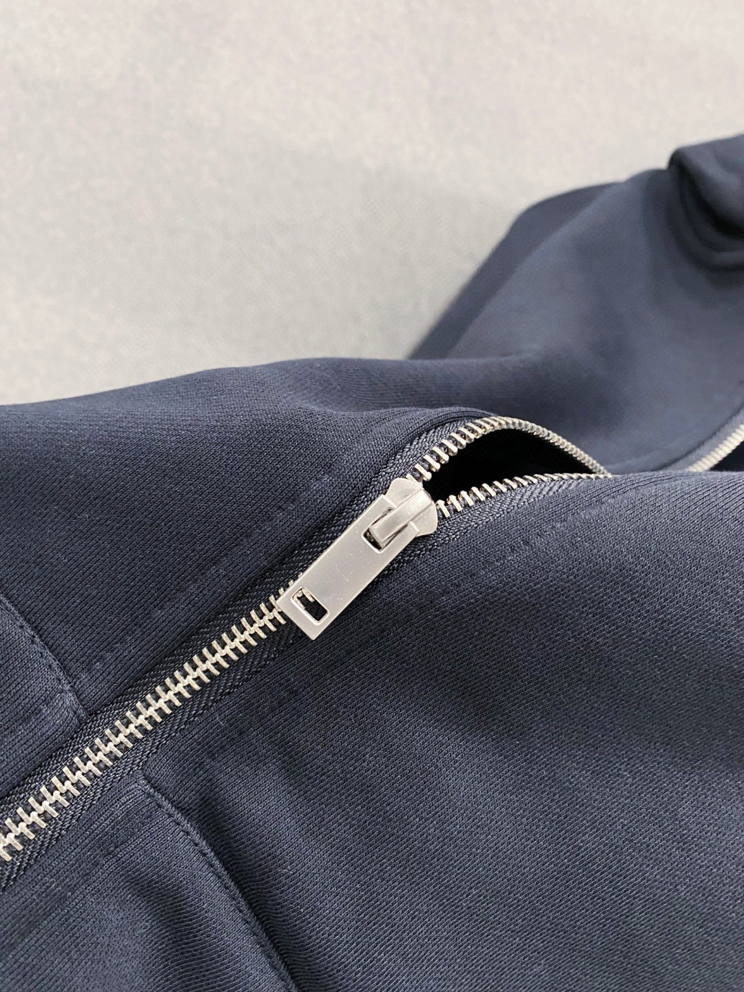 ￼ ￼ ￼ ￼ ￼ ￼ ￼ ￼ ￼ ￼ 普拉达 官网同步发行 胸前印花品牌logo 功能性 机能运动 男