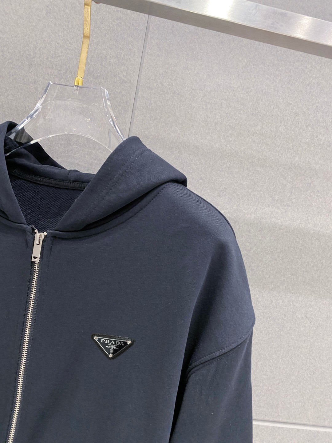 ￼ ￼ ￼ ￼ ￼ ￼ ￼ ￼ ￼ ￼ 普拉达 官网同步发行 胸前印花品牌logo 功能性 机能运动 男