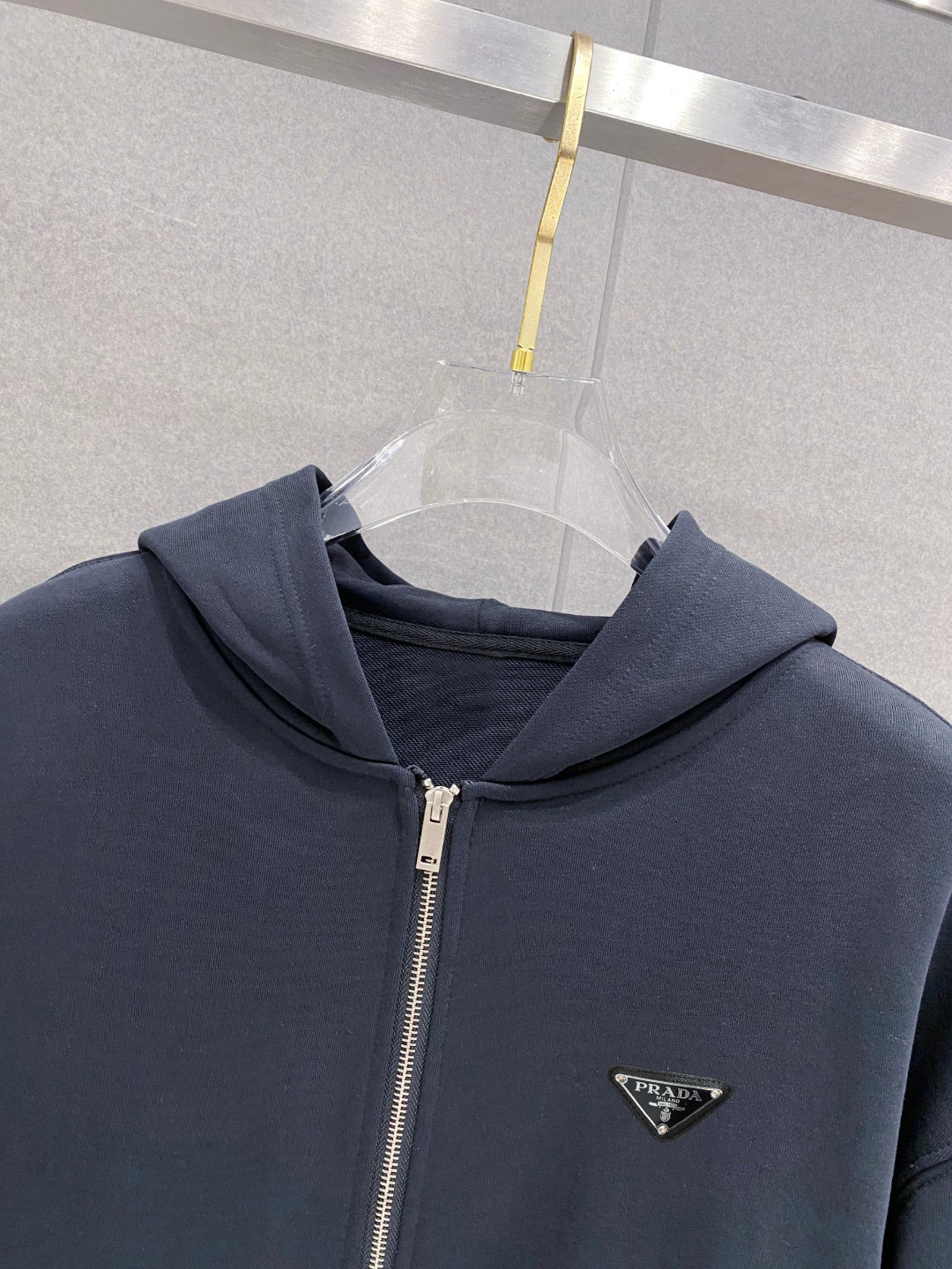 ￼ ￼ ￼ ￼ ￼ ￼ ￼ ￼ ￼ ￼ 普拉达 官网同步发行 胸前印花品牌logo 功能性 机能运动 男