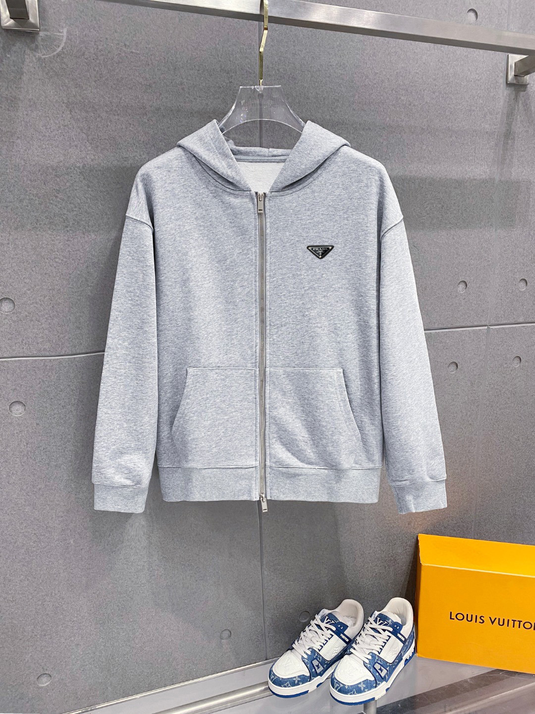 ￼ ￼ ￼ ￼ ￼ ￼ ￼ ￼ ￼ ￼ 普拉达 官网同步发行 胸前印花品牌logo 功能性 机能运动 男