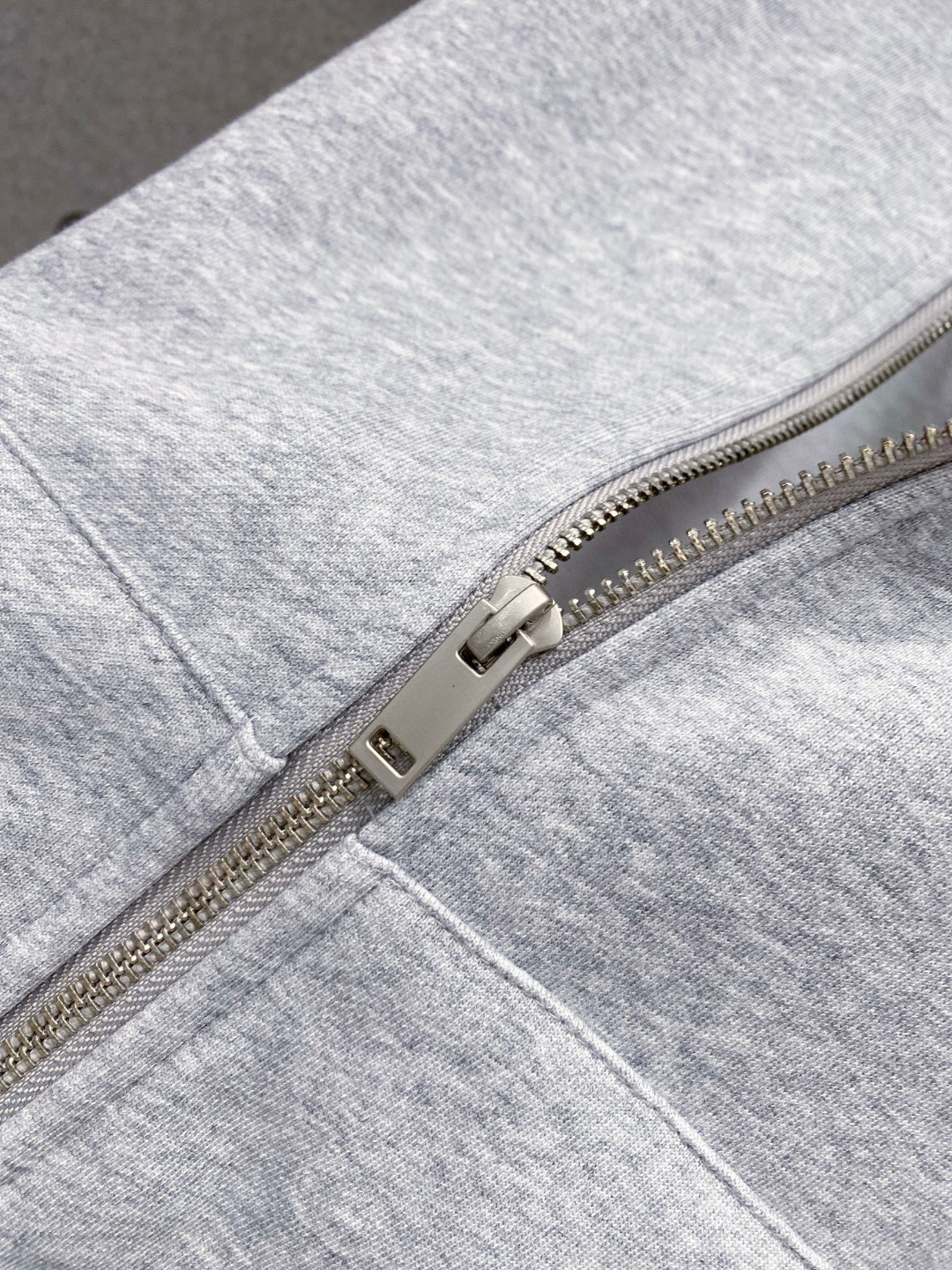 ￼ ￼ ￼ ￼ ￼ ￼ ￼ ￼ ￼ ￼ 普拉达 官网同步发行 胸前印花品牌logo 功能性 机能运动 男