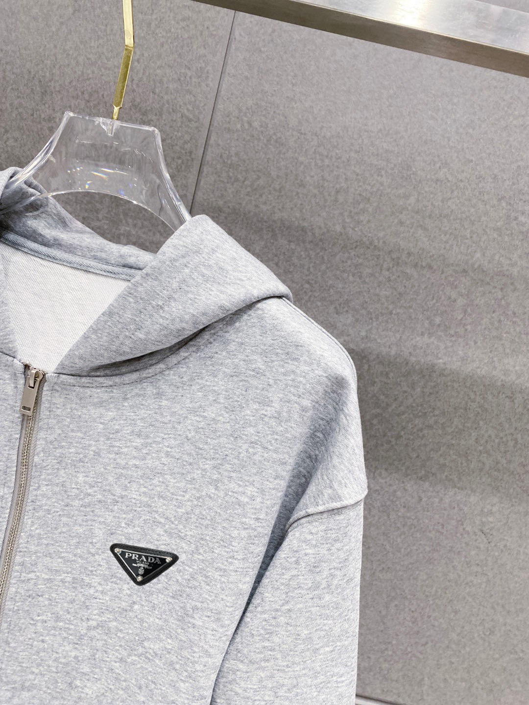 ￼ ￼ ￼ ￼ ￼ ￼ ￼ ￼ ￼ ￼ 普拉达 官网同步发行 胸前印花品牌logo 功能性 机能运动 男