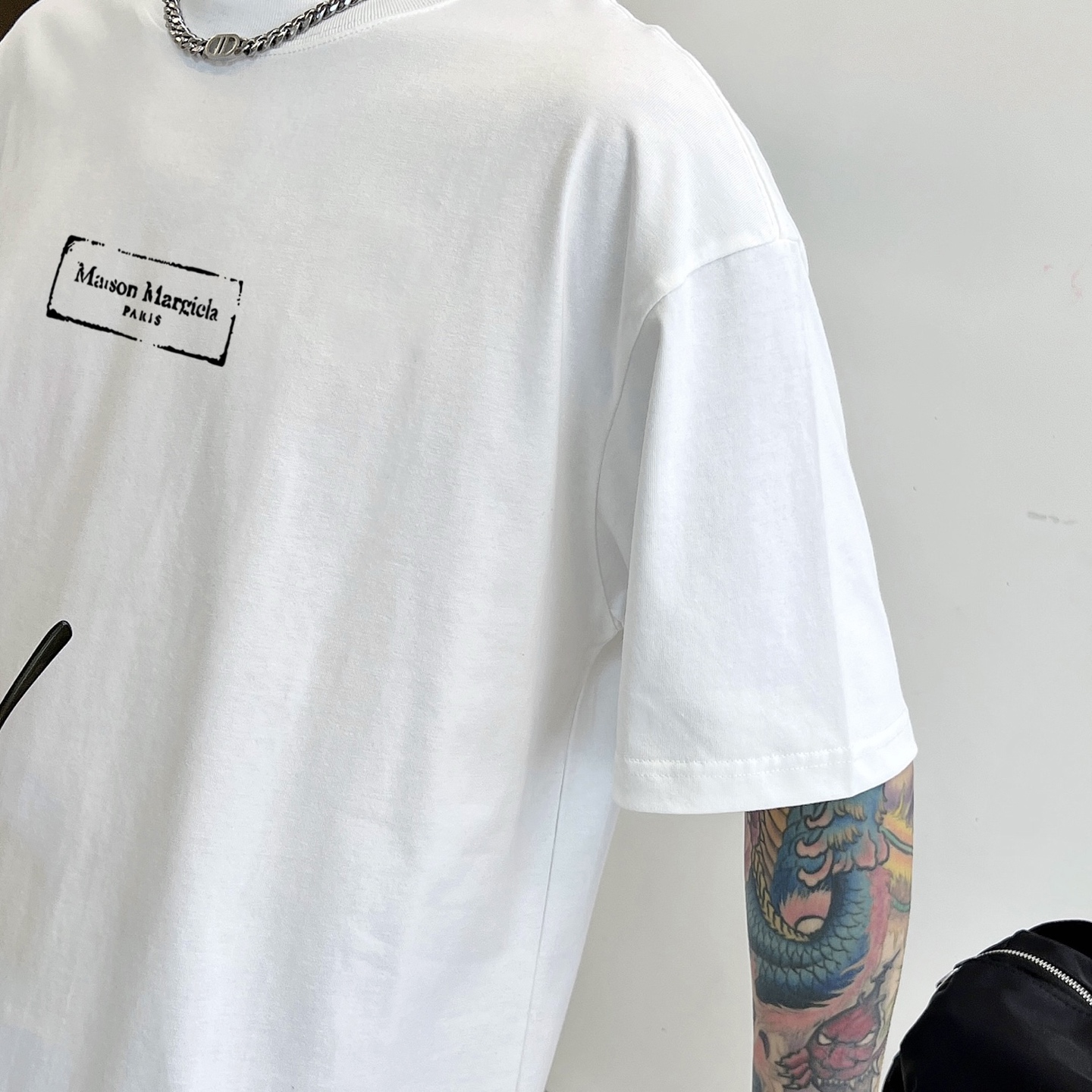 ￼ ￼ ￼ ￼ ￼ ￼ ￼ ￼ 马吉拉 新款字母印花双层重工短袖T桖 字母图案不管是T桖还是卫衣都是每年