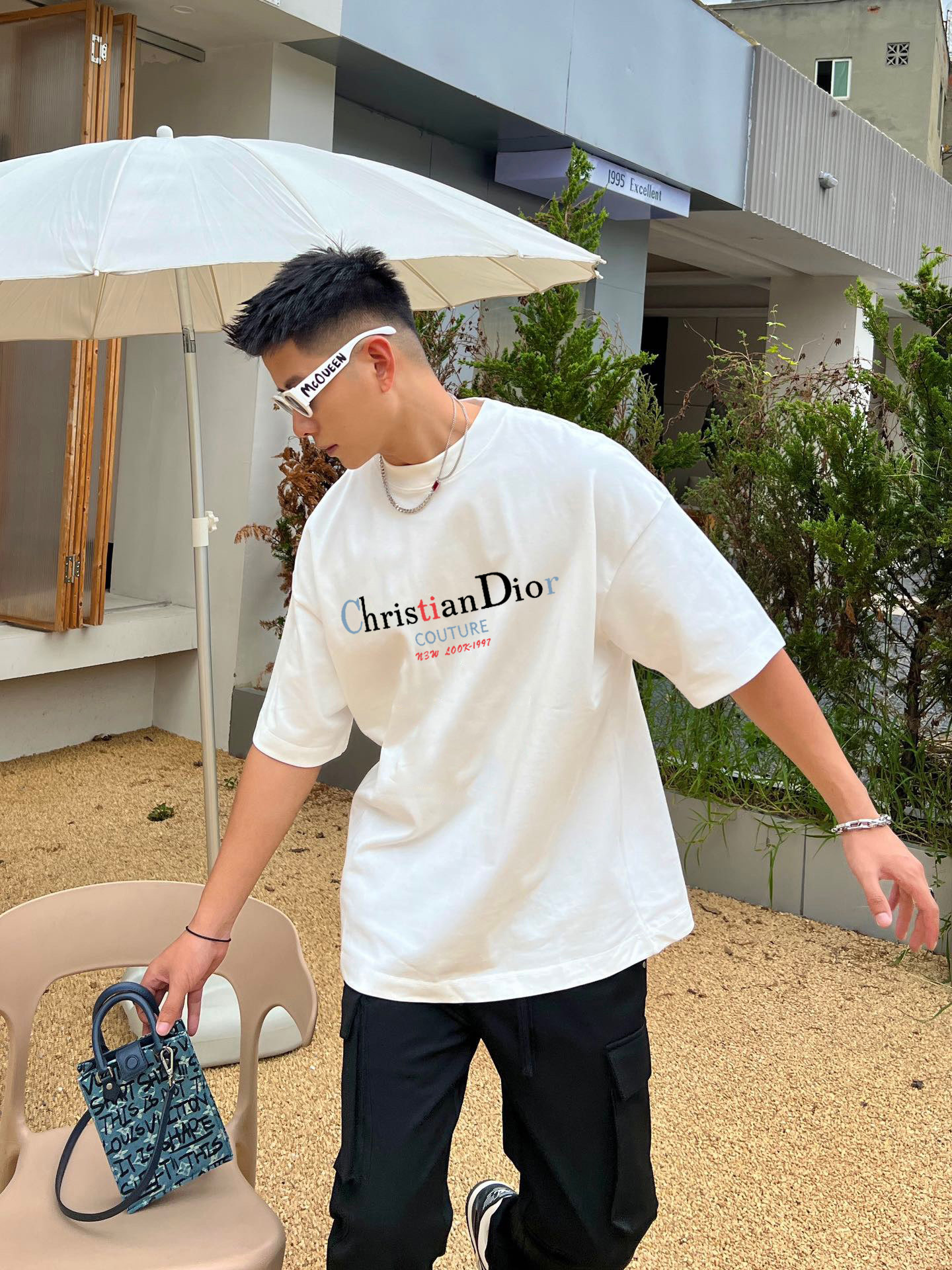 ￼ ￼ ￼ ￼ ￼ ￼ 迪奥 新款字母印花双层重工短袖T桖 字母图案不管是T桖还是卫衣都是每年的爆款单品