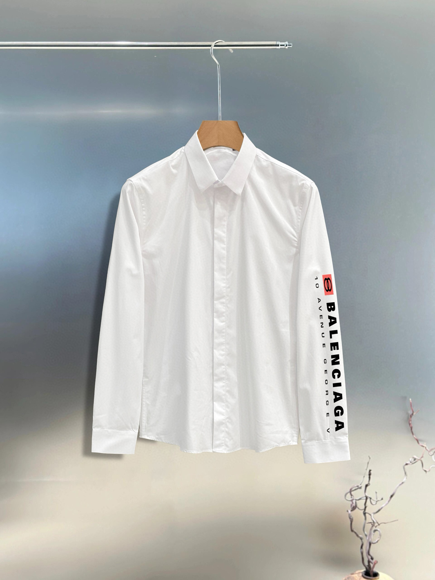 ￼ ￼￼ ￼ 巴黎世家 专柜最新款男士必备款衬衫，100%天然棉，舒服透气，原单狠货，原版面料，柔软舒适