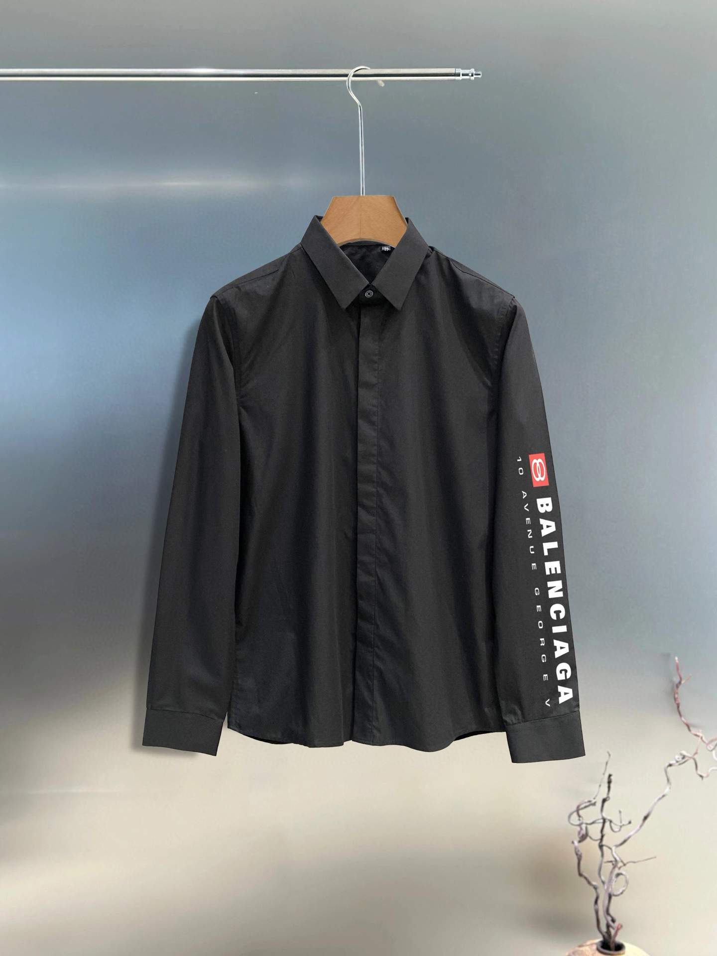 ￼ ￼￼ ￼ 巴黎世家 专柜最新款男士必备款衬衫，100%天然棉，舒服透气，原单狠货，原版面料，柔软舒适