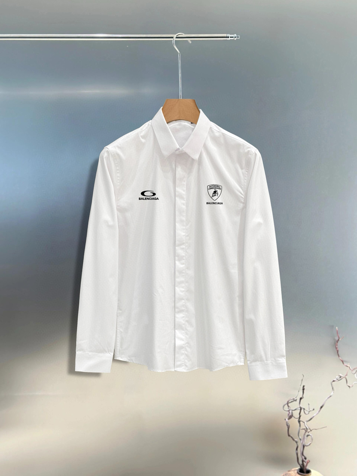 ￼ ￼￼ ￼ 巴黎世家 专柜最新款男士必备款衬衫，100%天然棉，舒服透气，原单狠货，原版面料，柔软舒适