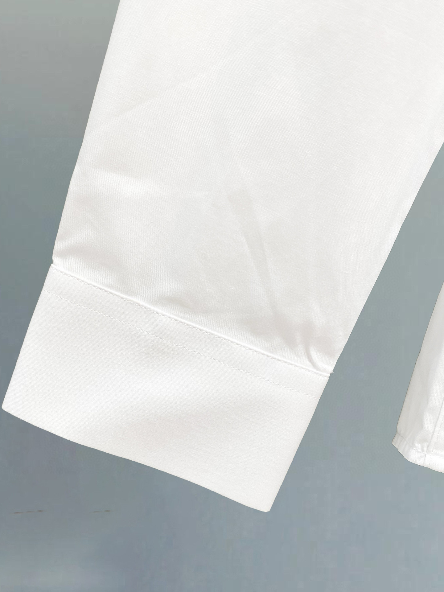 ￼ ￼￼ ￼ 巴黎世家 专柜最新款男士必备款衬衫，100%天然棉，舒服透气，原单狠货，原版面料，柔软舒适