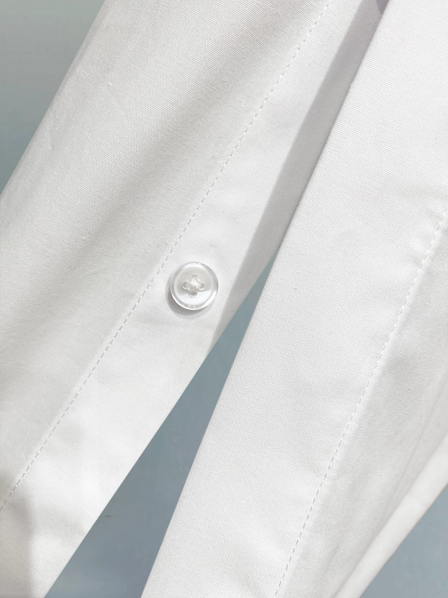 ￼ ￼￼ ￼ 巴黎世家 专柜最新款男士必备款衬衫，100%天然棉，舒服透气，原单狠货，原版面料，柔软舒适