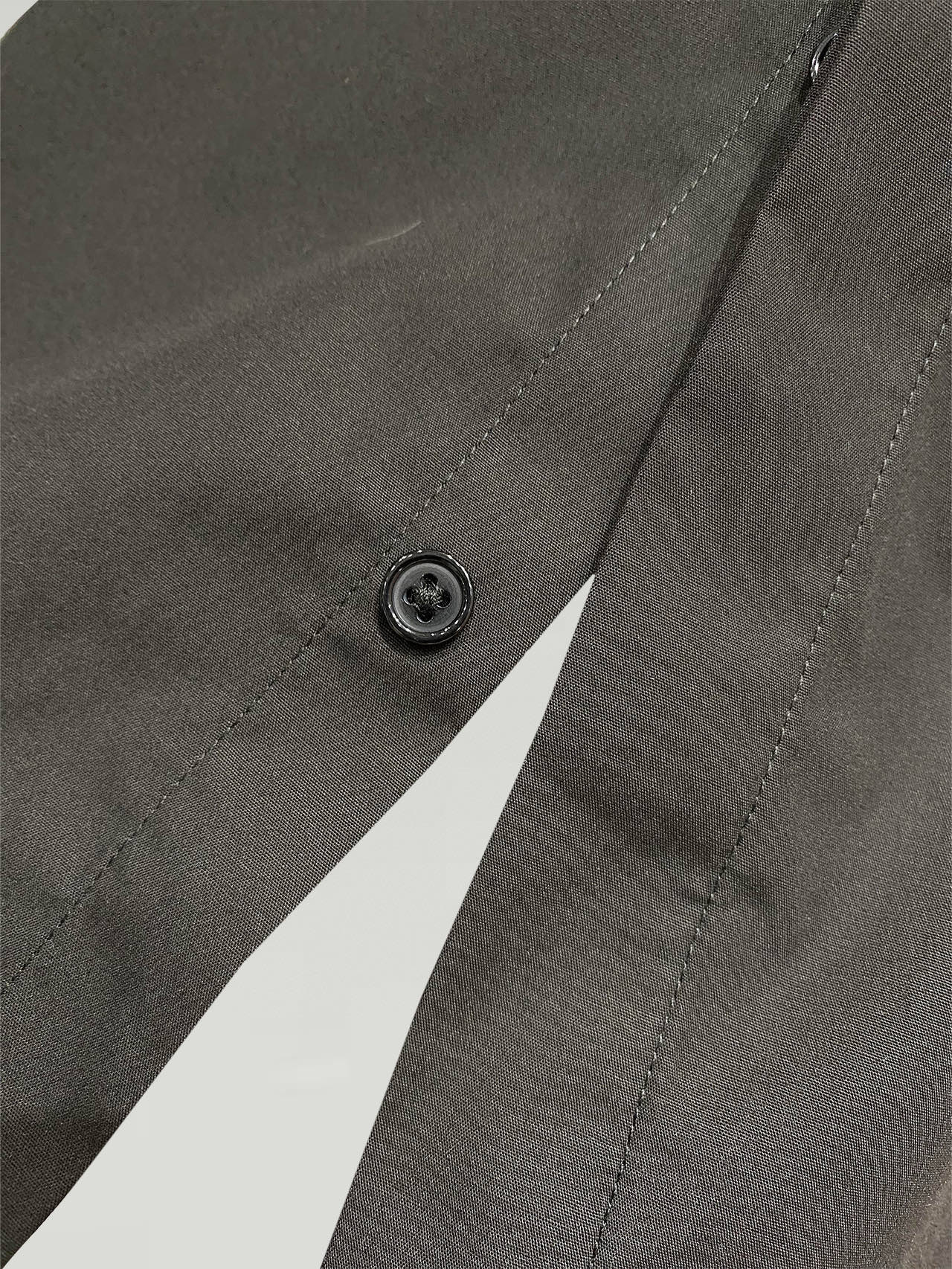 ￼ 路易威登 专柜最新款男士必备款衬衫，100%天然棉，舒服透气，原单狠货，原版面料，柔软舒适，上身高端