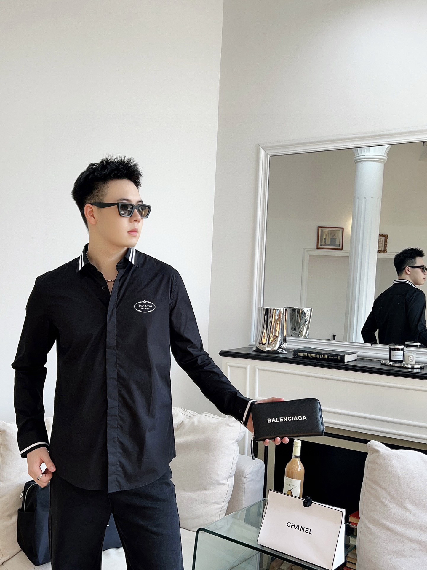 ￼ ￼ ￼ ￼ ￼ ￼ ￼ ￼ 普拉达 专柜最新春款男士必备款衬衫，100%天然棉，舒服透气，原单狠货，