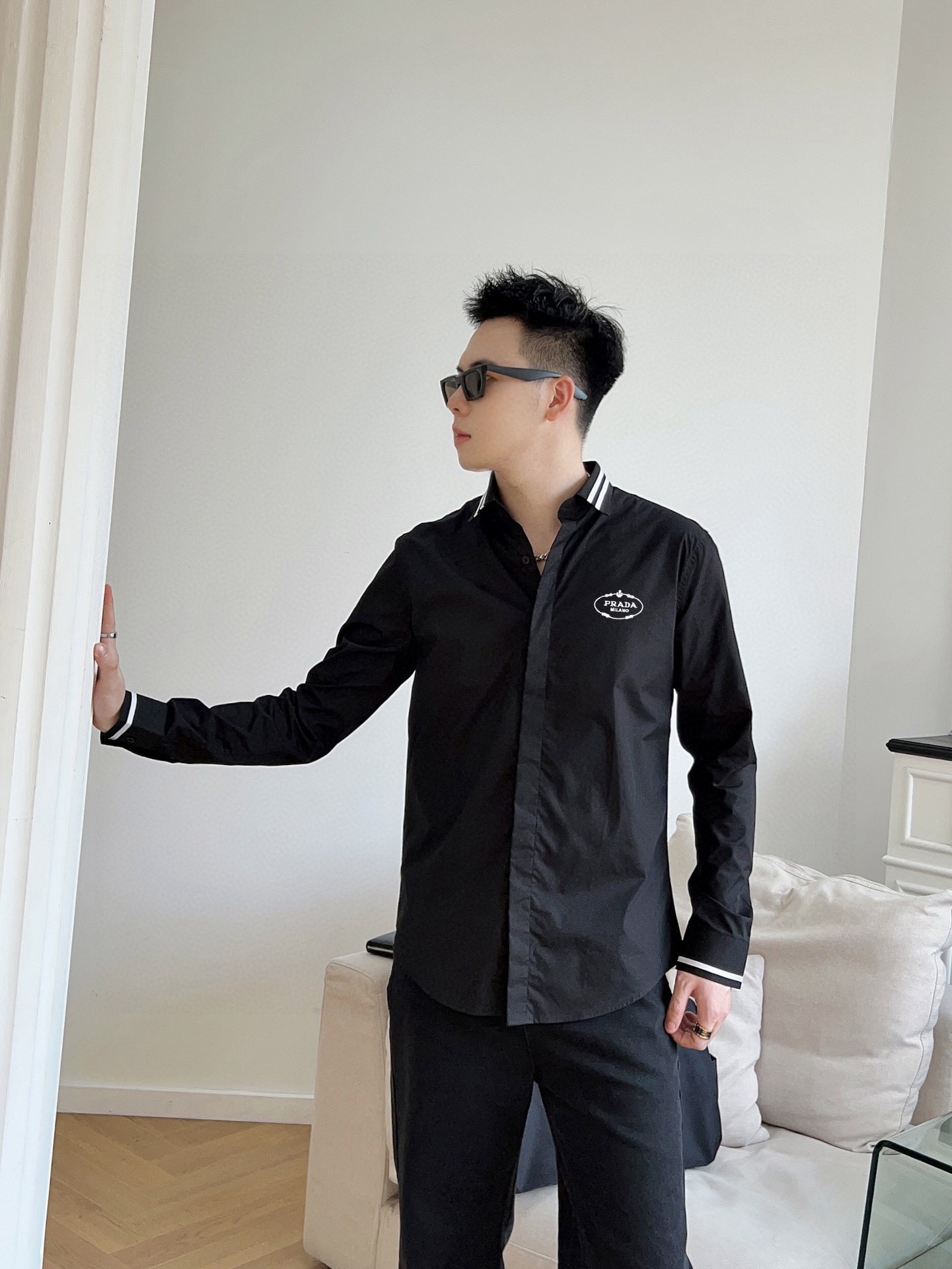 ￼ ￼ ￼ ￼ ￼ ￼ ￼ ￼ 普拉达 专柜最新春款男士必备款衬衫，100%天然棉，舒服透气，原单狠货，