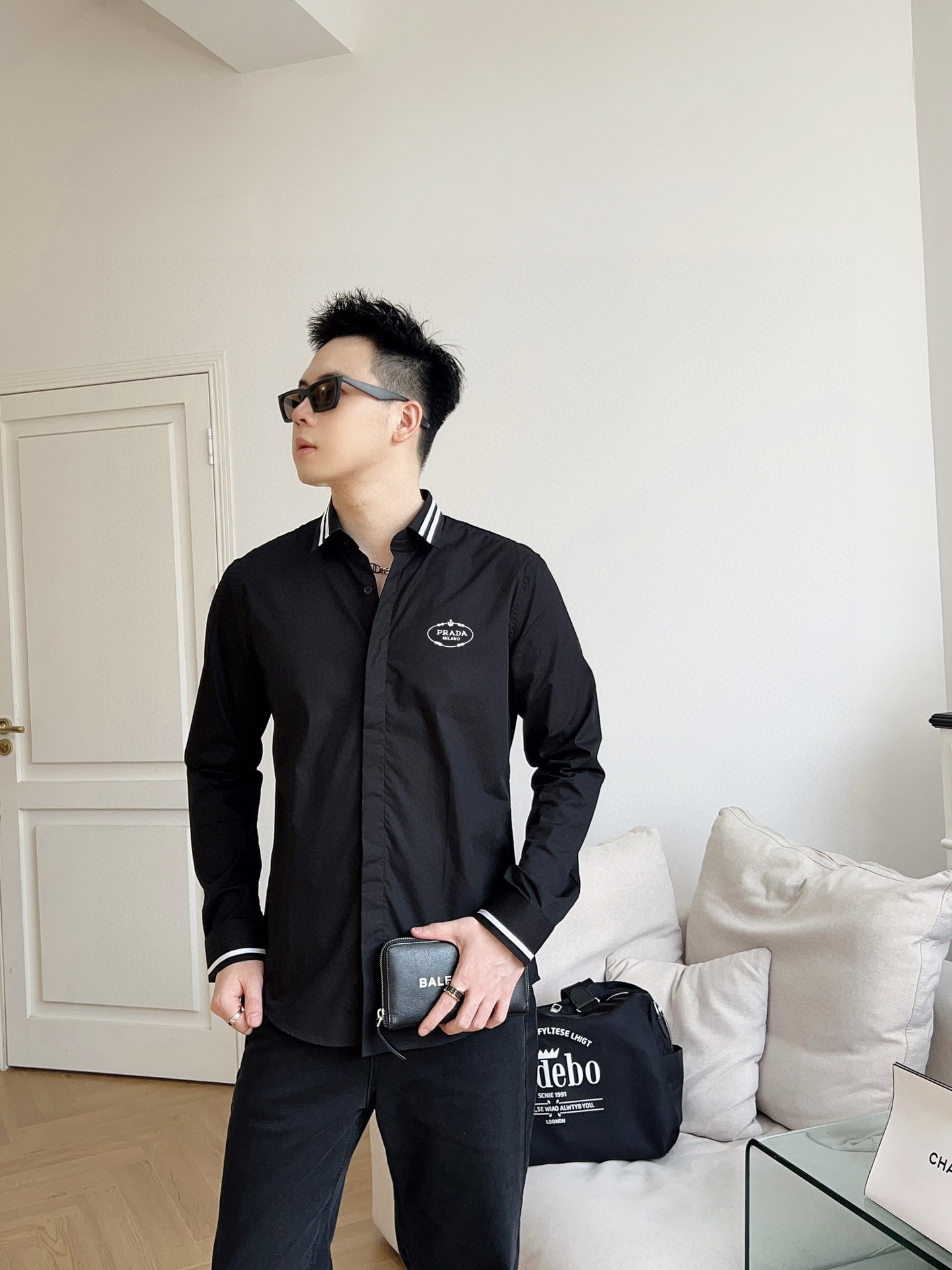 ￼ ￼ ￼ ￼ ￼ ￼ ￼ ￼ 普拉达 专柜最新春款男士必备款衬衫，100%天然棉，舒服透气，原单狠货，