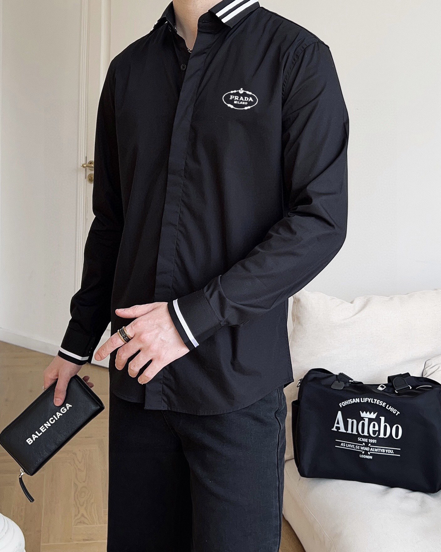 ￼ ￼ ￼ ￼ ￼ ￼ ￼ ￼ 普拉达 专柜最新春款男士必备款衬衫，100%天然棉，舒服透气，原单狠货，