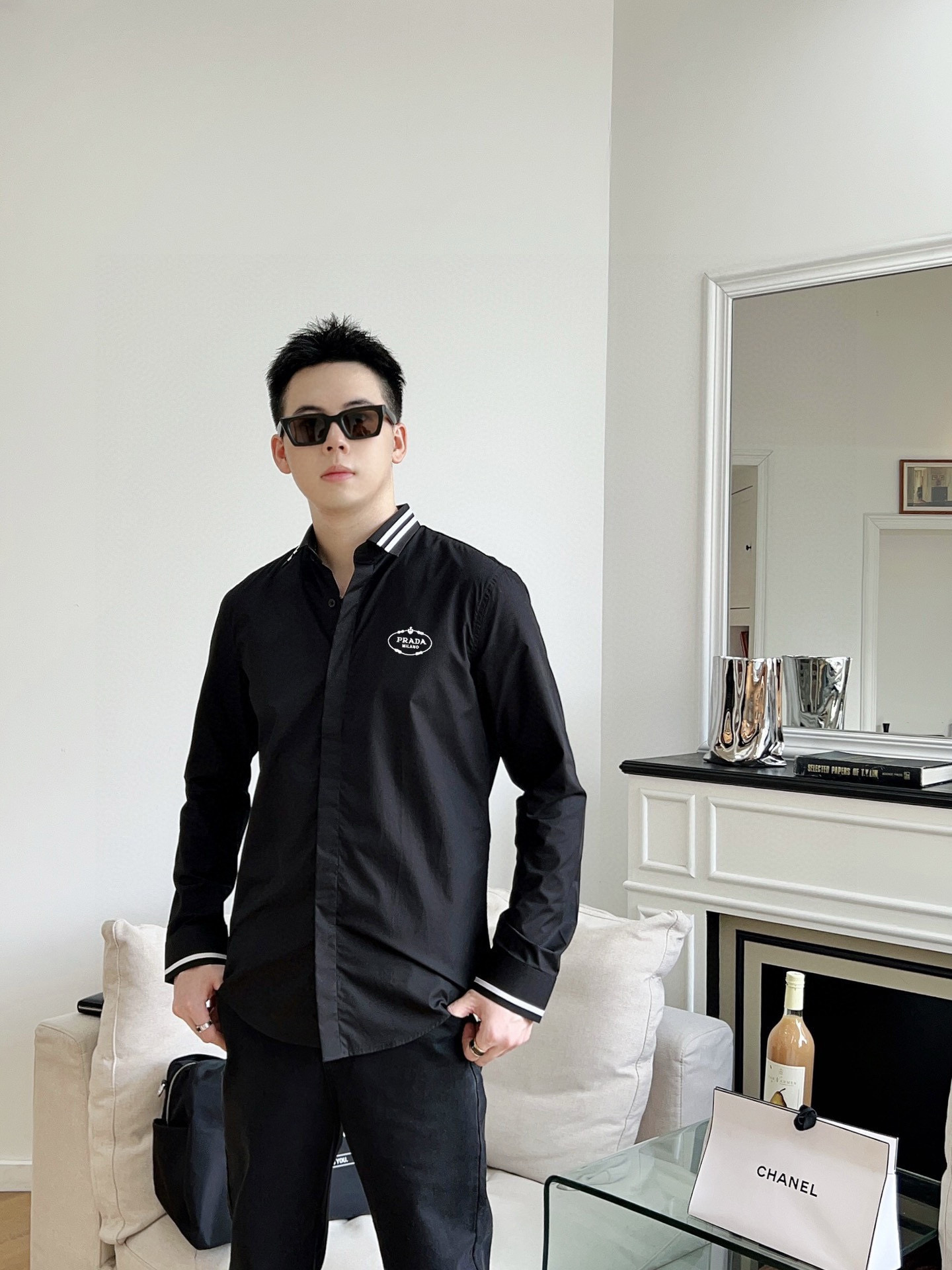 ￼ ￼ ￼ ￼ ￼ ￼ ￼ ￼ 普拉达 专柜最新春款男士必备款衬衫，100%天然棉，舒服透气，原单狠货，