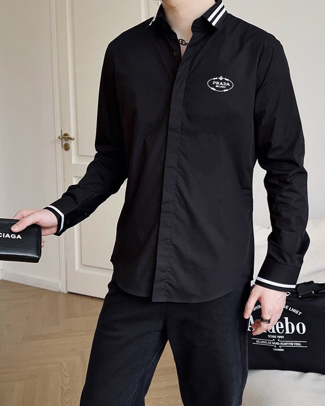 ￼ ￼ ￼ ￼ ￼ ￼ ￼ ￼ 普拉达 专柜最新春款男士必备款衬衫，100%天然棉，舒服透气，原单狠货，