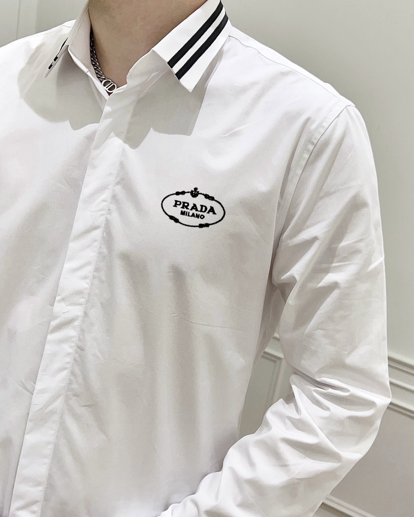 ￼ ￼ ￼ ￼ ￼ ￼ ￼ ￼ 普拉达 专柜最新春款男士必备款衬衫，100%天然棉，舒服透气，原单狠货，