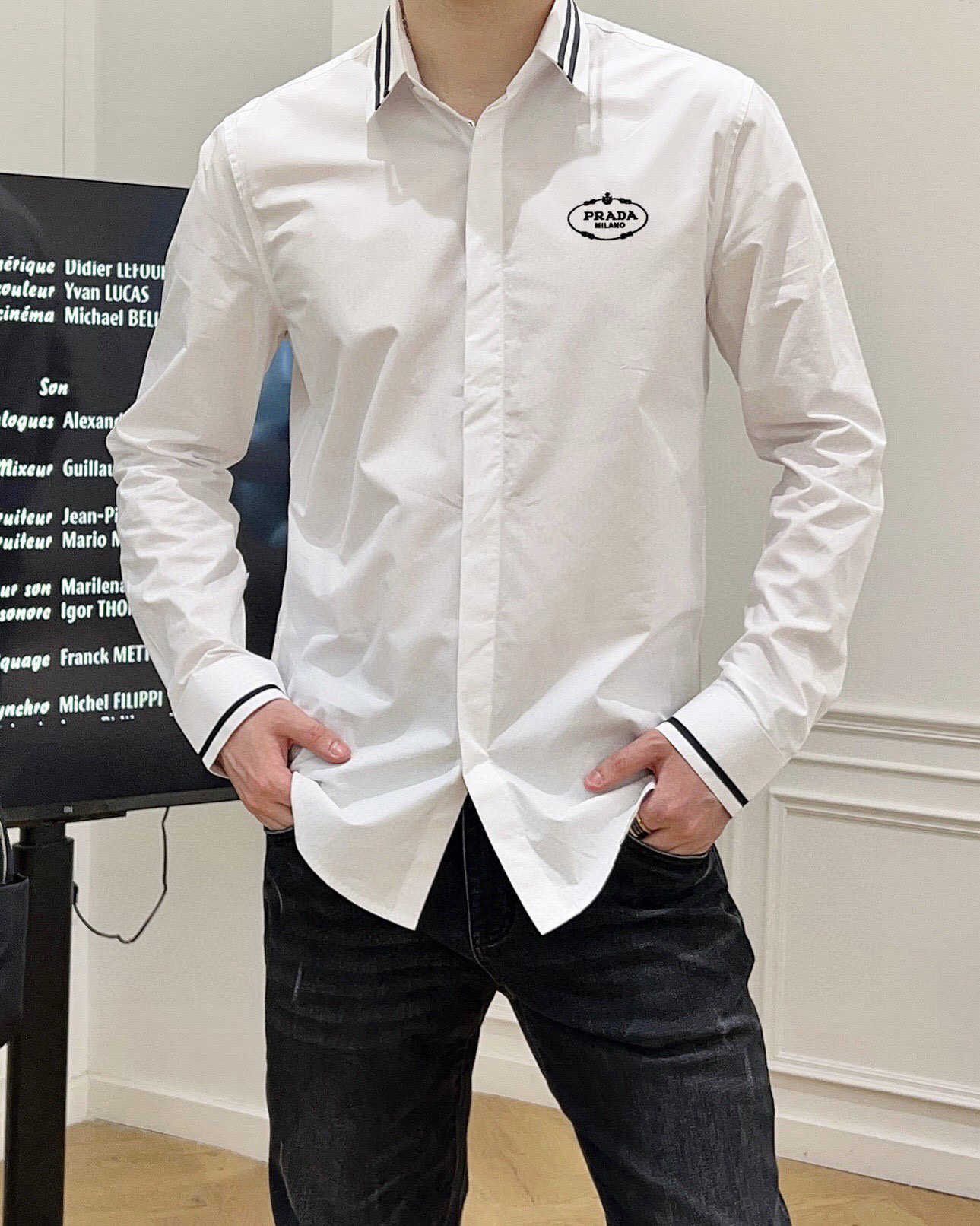 ￼ ￼ ￼ ￼ ￼ ￼ ￼ ￼ 普拉达 专柜最新春款男士必备款衬衫，100%天然棉，舒服透气，原单狠货，